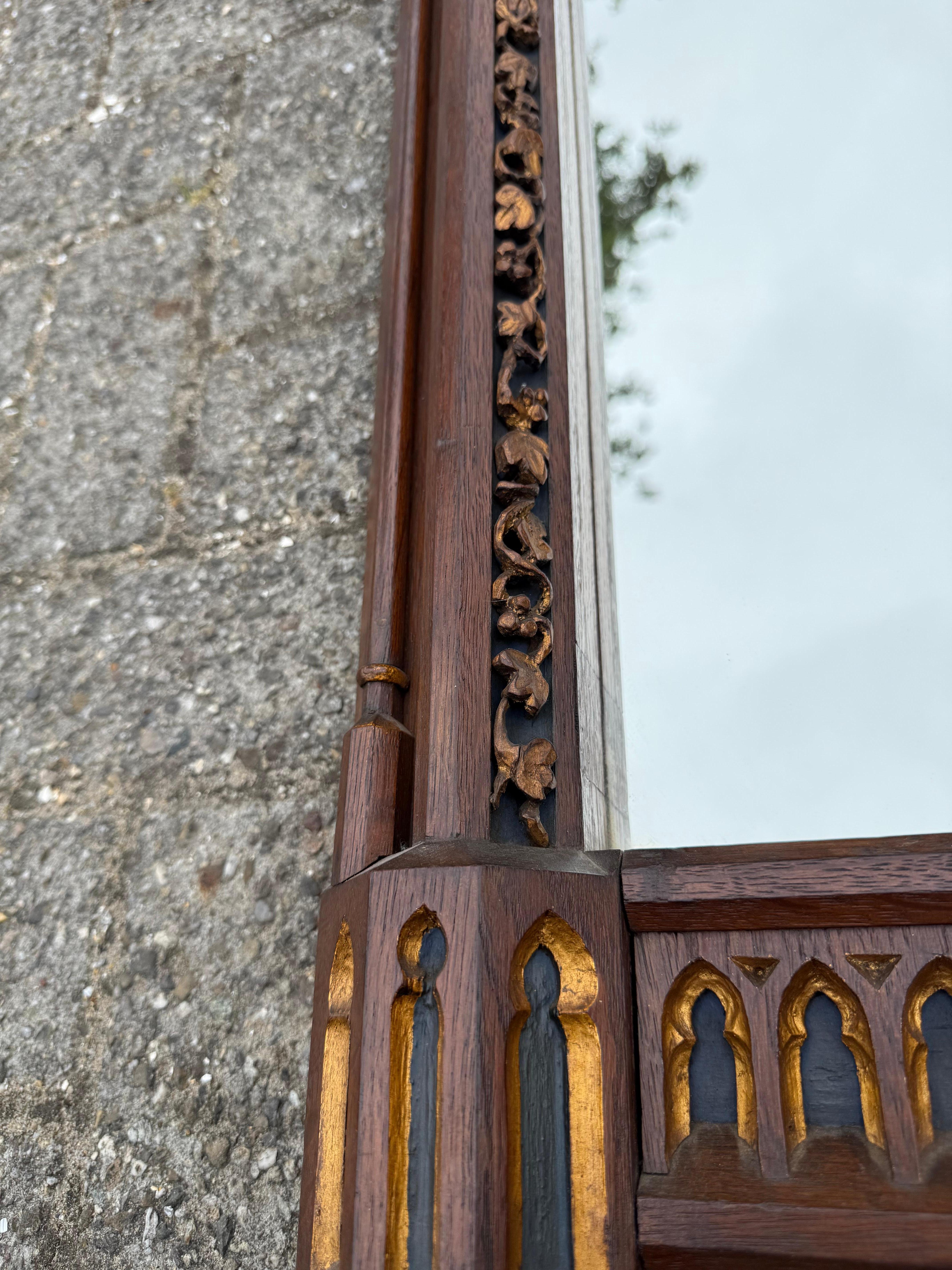 Monumental miroir néo-gothique du 19ème siècle avec de magnifiques détails sculptés à la main en vente 8