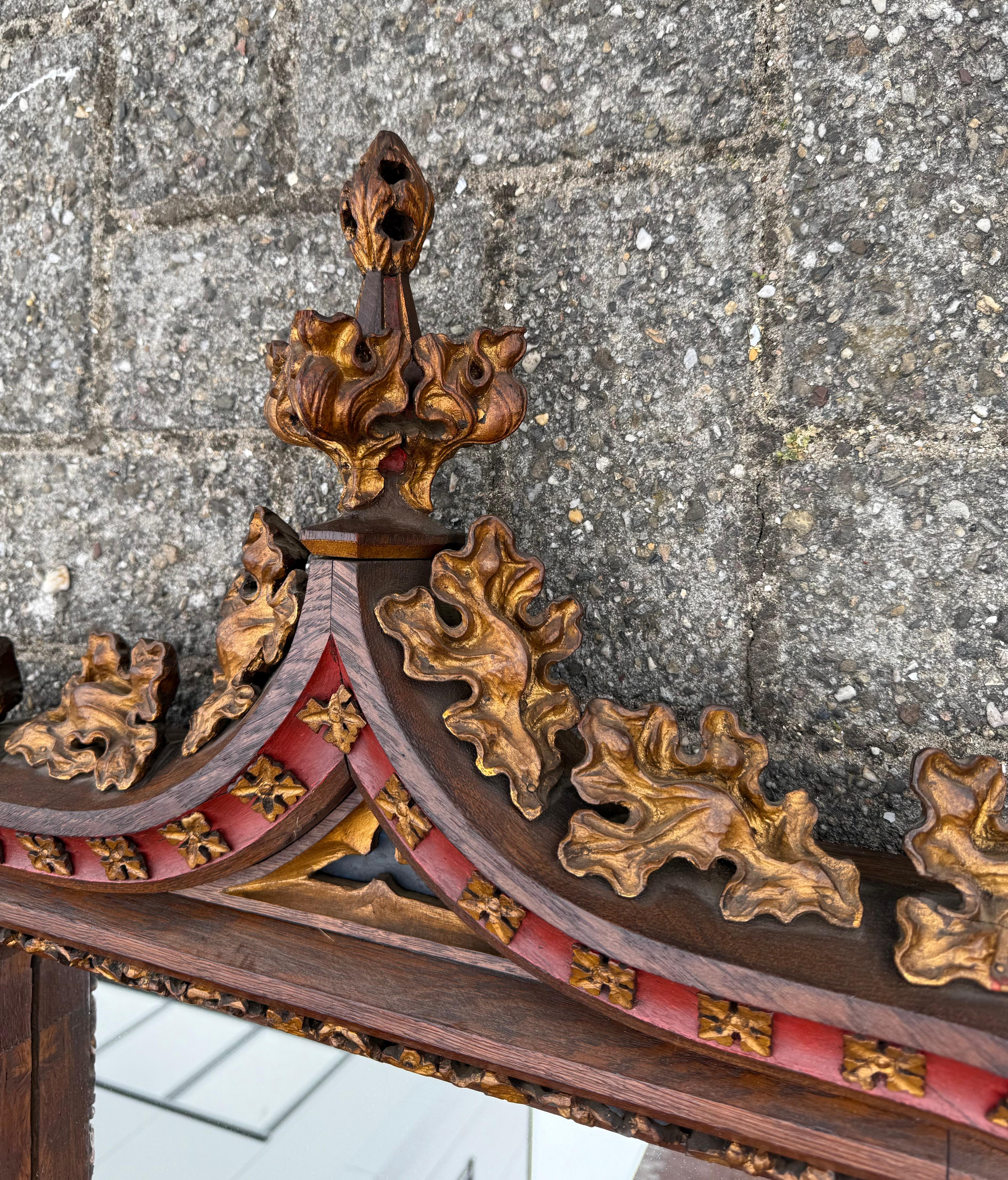 Monumental miroir néo-gothique du 19ème siècle avec de magnifiques détails sculptés à la main en vente 9