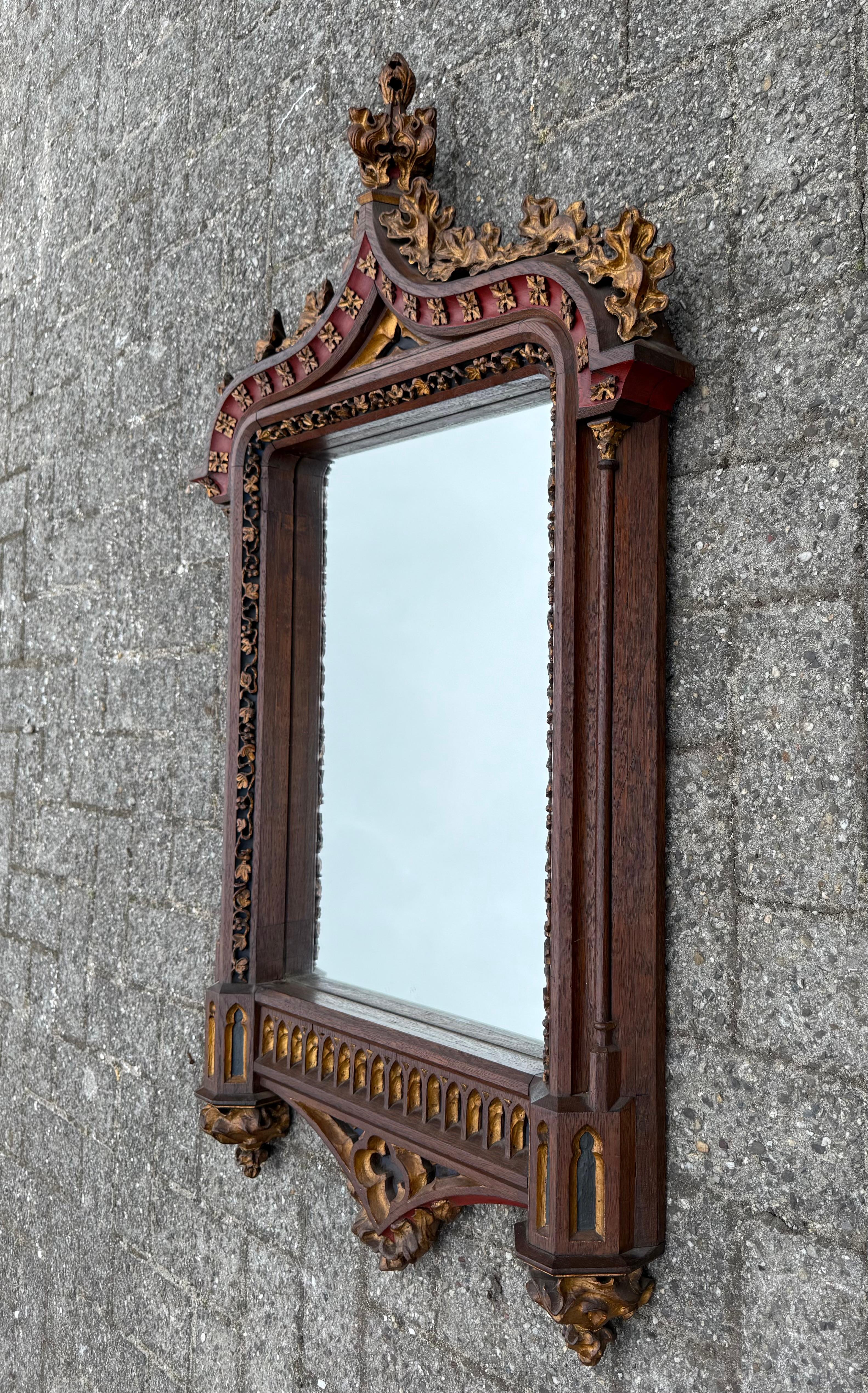 Monumental miroir néo-gothique du 19ème siècle avec de magnifiques détails sculptés à la main en vente 10