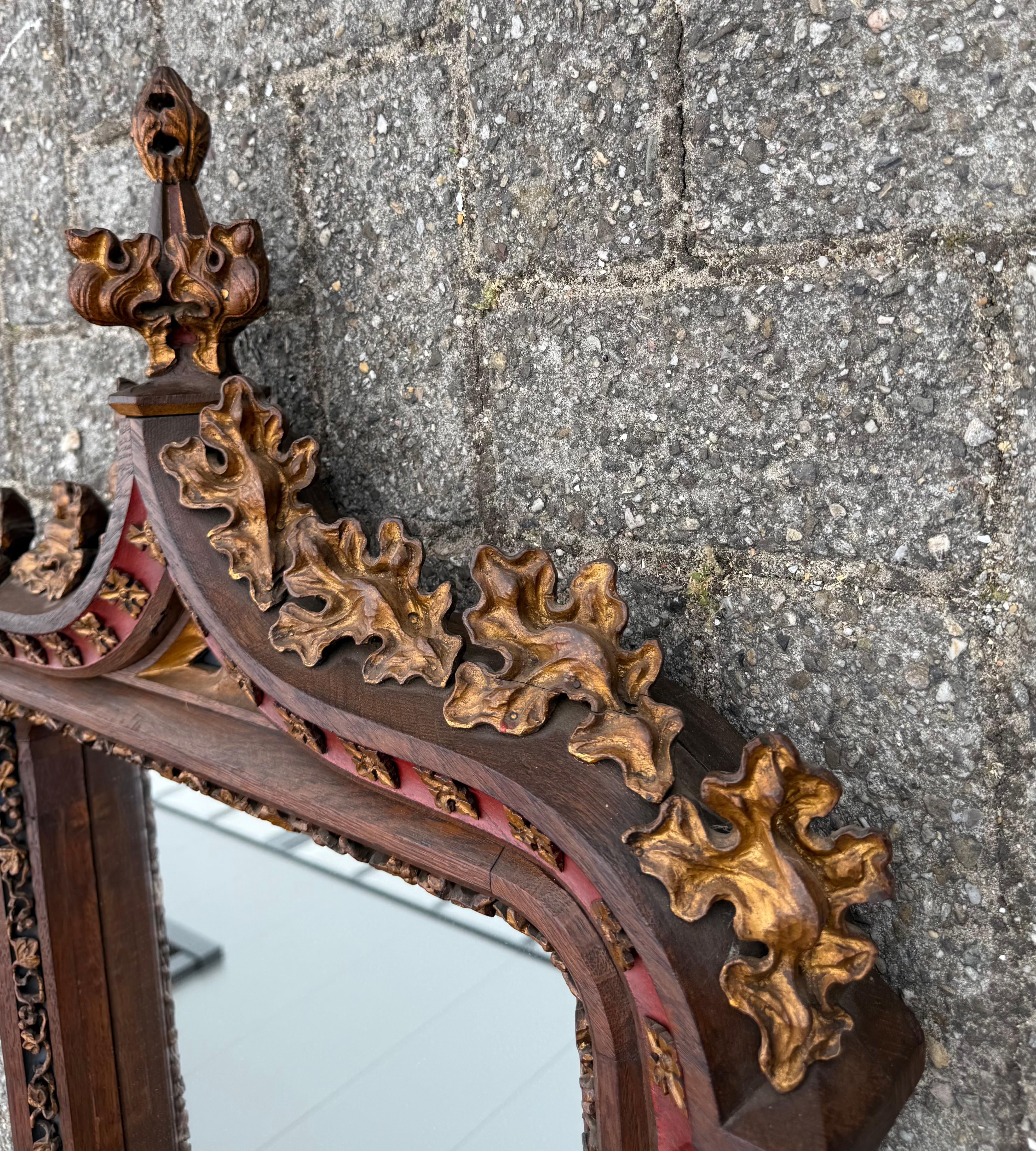 Monumental miroir néo-gothique du 19ème siècle avec de magnifiques détails sculptés à la main en vente 11