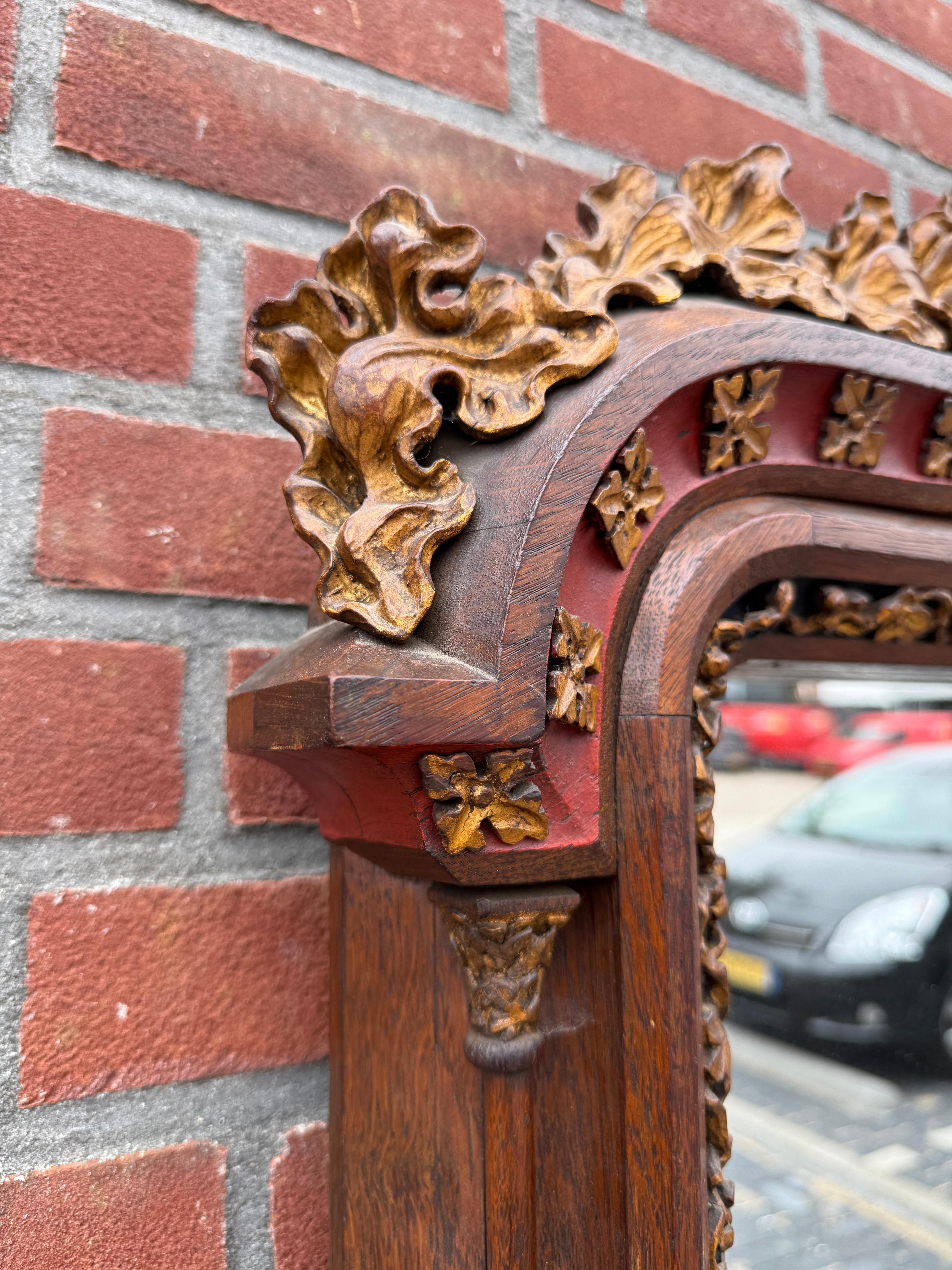 Néo-gothique Monumental miroir néo-gothique du 19ème siècle avec de magnifiques détails sculptés à la main en vente