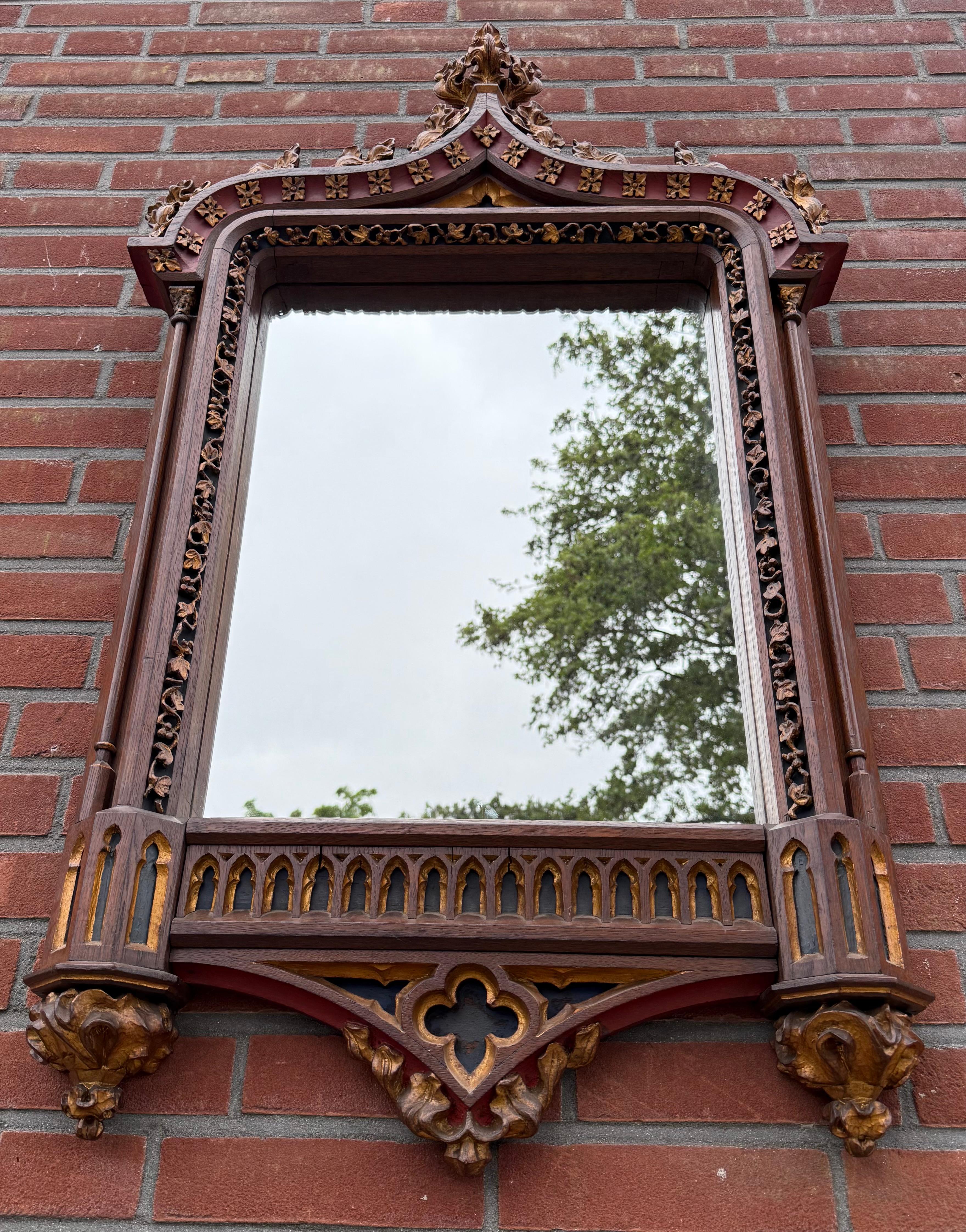 Monumental miroir néo-gothique du 19ème siècle avec de magnifiques détails sculptés à la main Excellent état - En vente à Lisse, NL