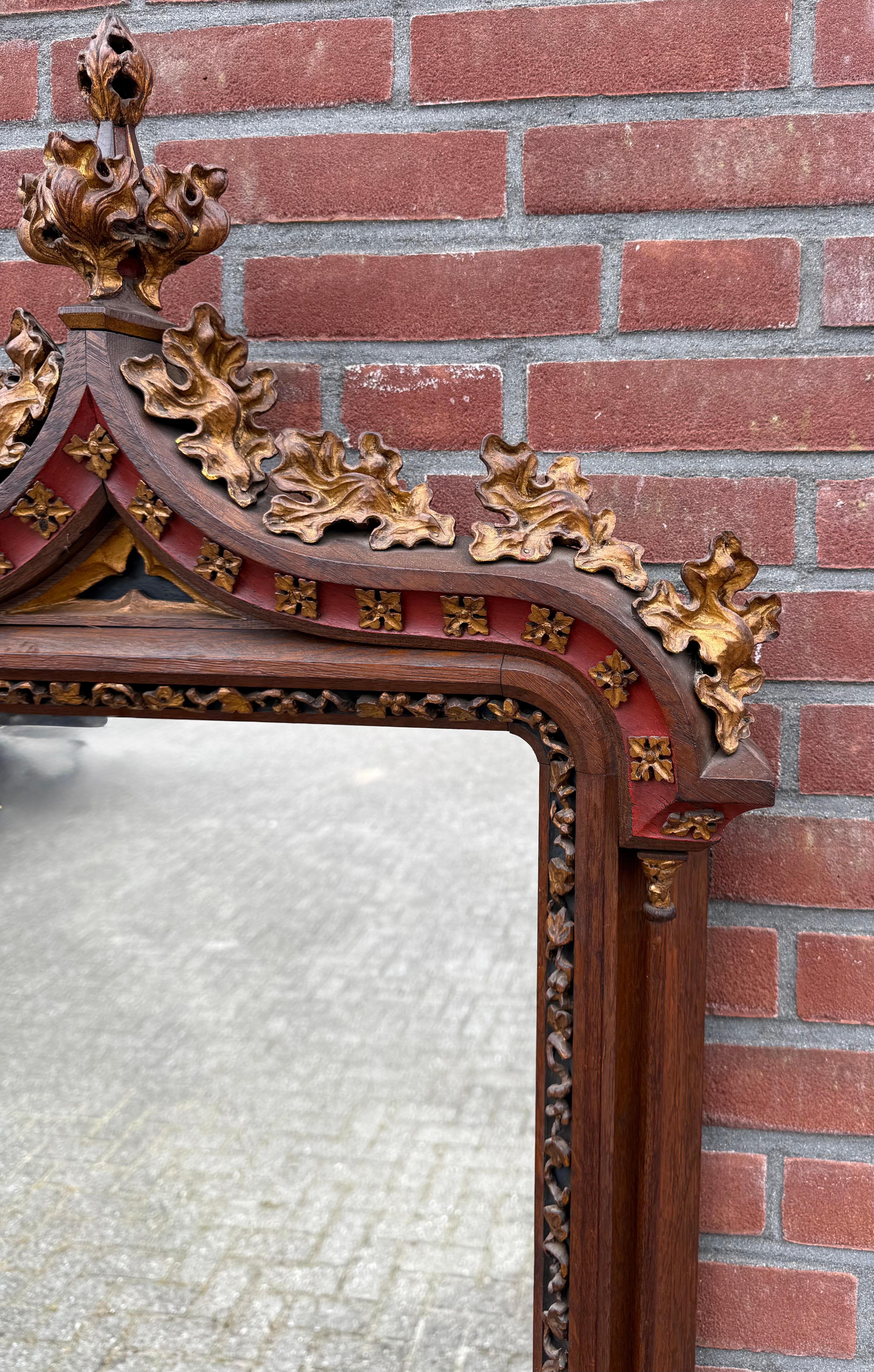 Monumental miroir néo-gothique du 19ème siècle avec de magnifiques détails sculptés à la main en vente 1