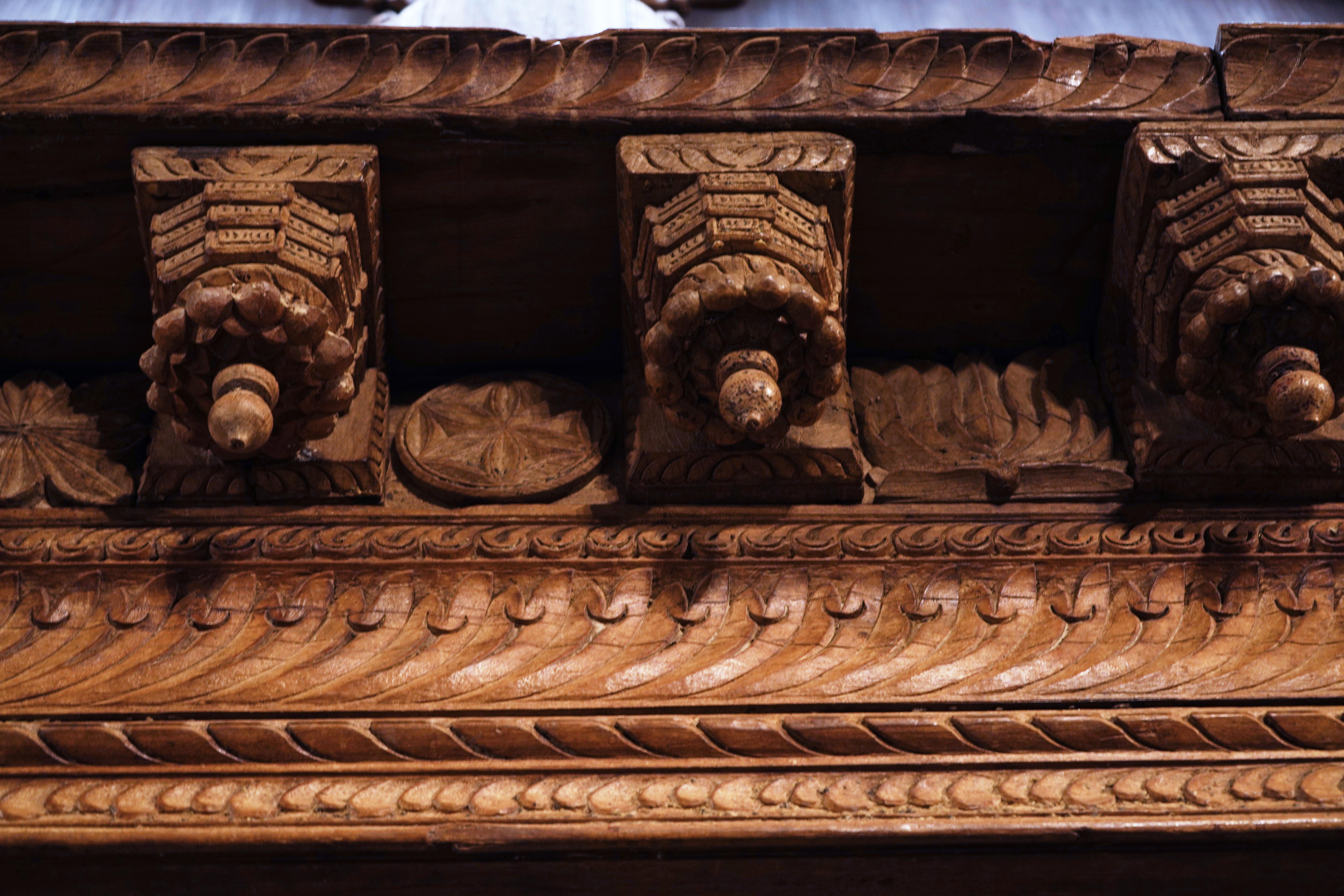 Sculpté à la main Facade monumentale de construction indienne du 19ème siècle en vente