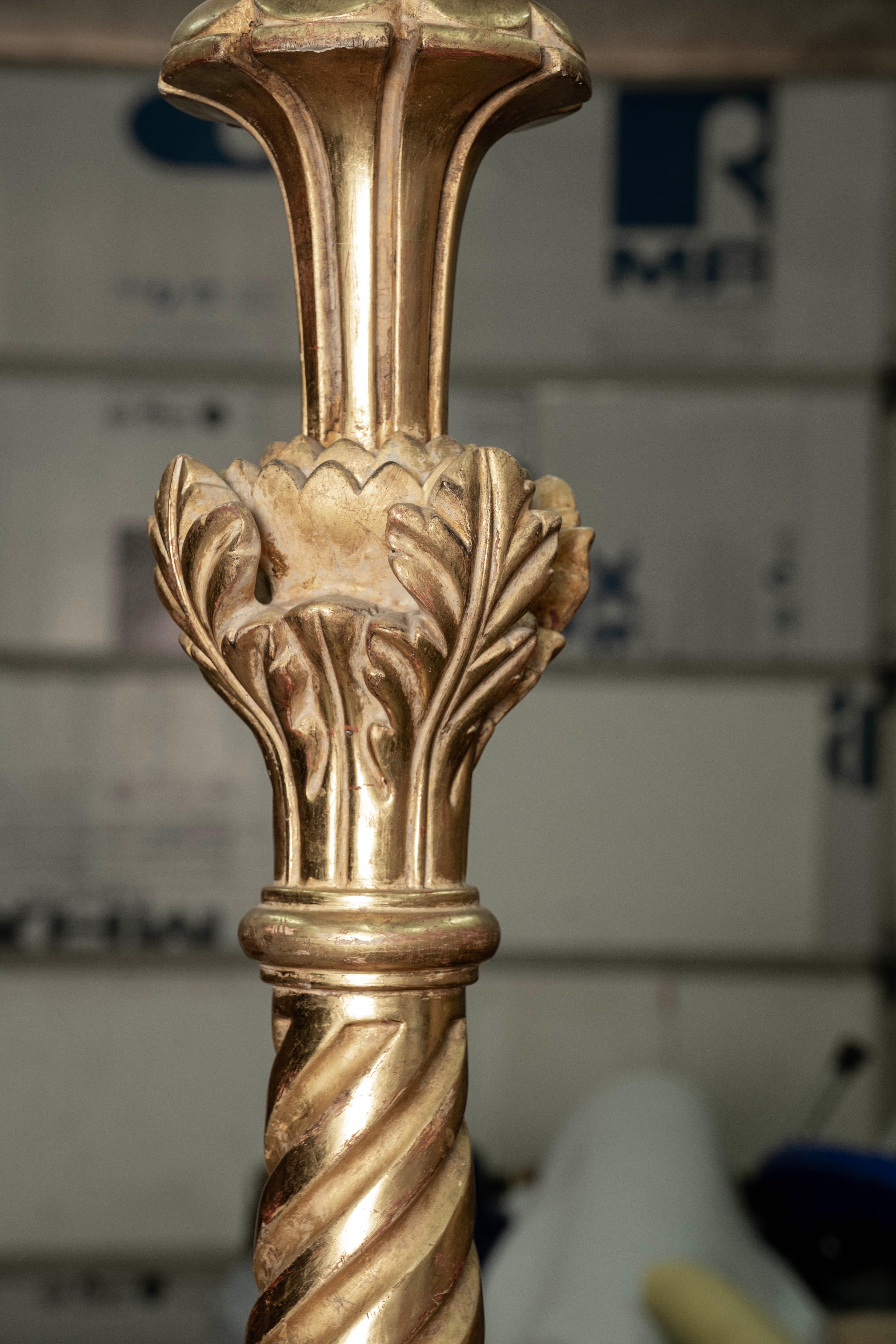 Monumentaler italienischer Kronleuchter aus vergoldetem Holz aus dem 19. Jahrhundert (64 Zoll H, 46 Zoll D) im Zustand „Gut“ im Angebot in Houston, TX