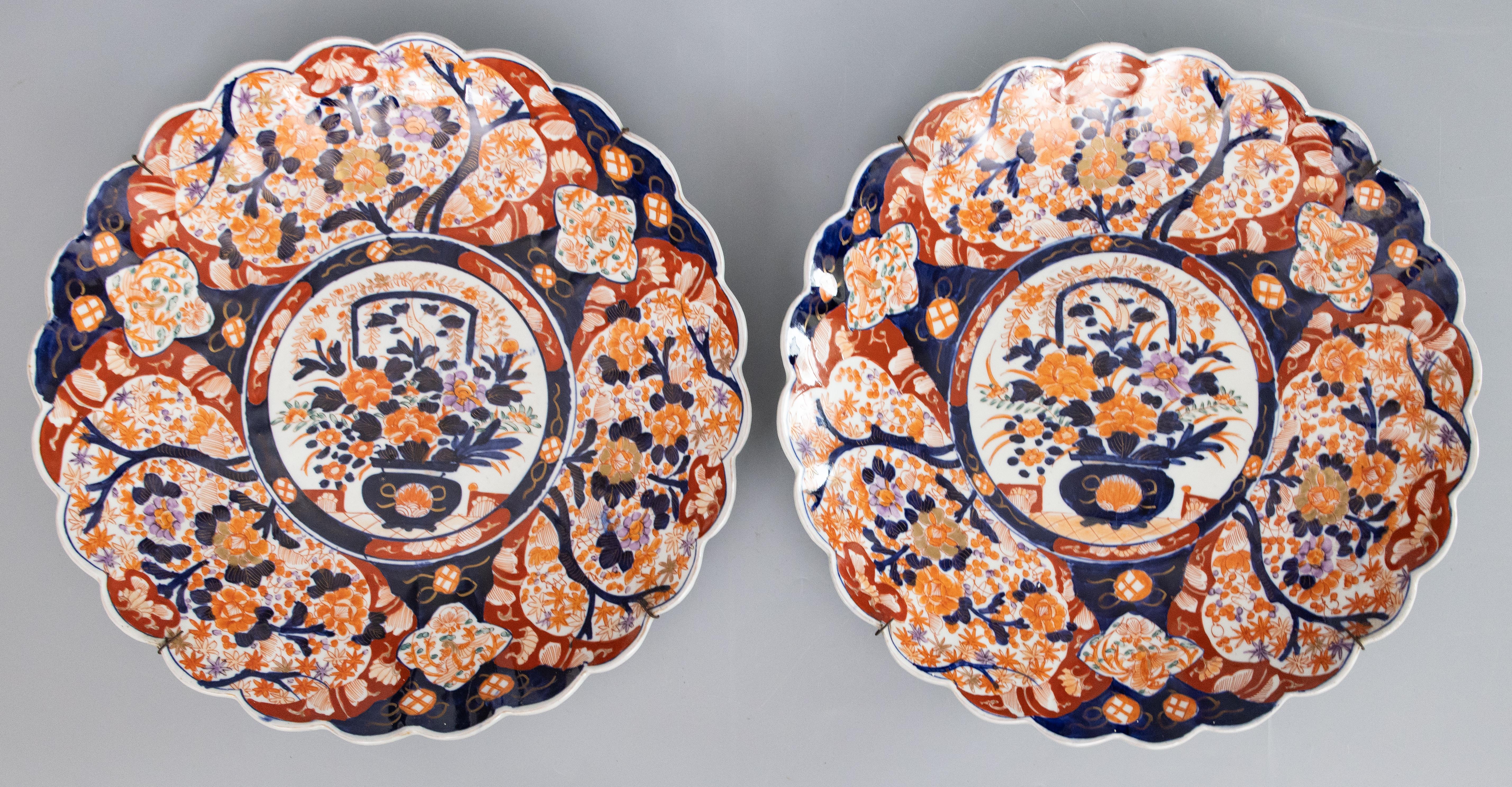Paire de chargeurs monumentaux du 19e siècle de la période japonaise Meiji Imari festonnés en vente 5