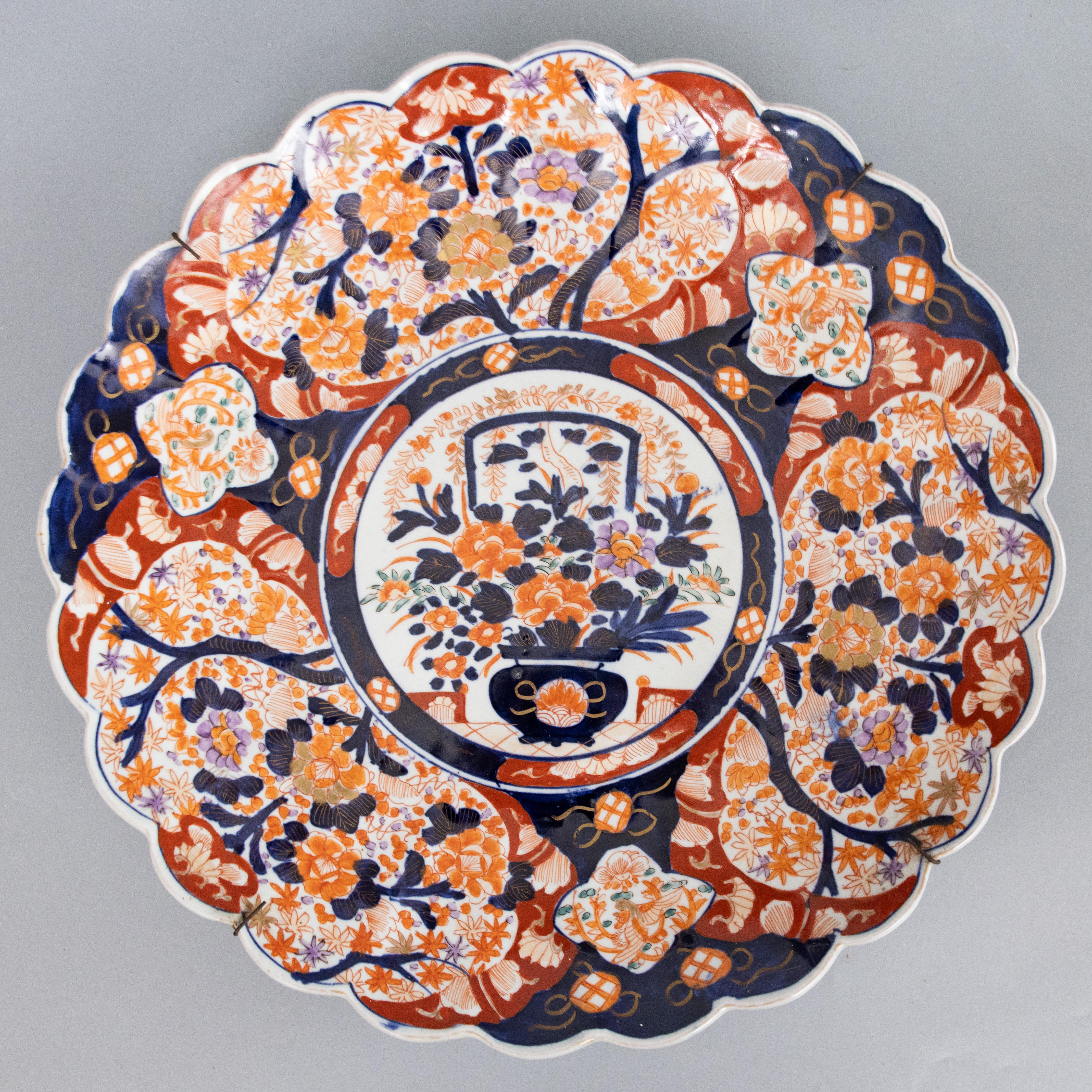 Une magnifique paire monumentale et surdimensionnée d'anciens chandeliers en porcelaine Imari de la période japonaise Meiji du 19e siècle, avec des décorations florales peintes à la main dans les couleurs traditionnelles d'Imari. Ces belles