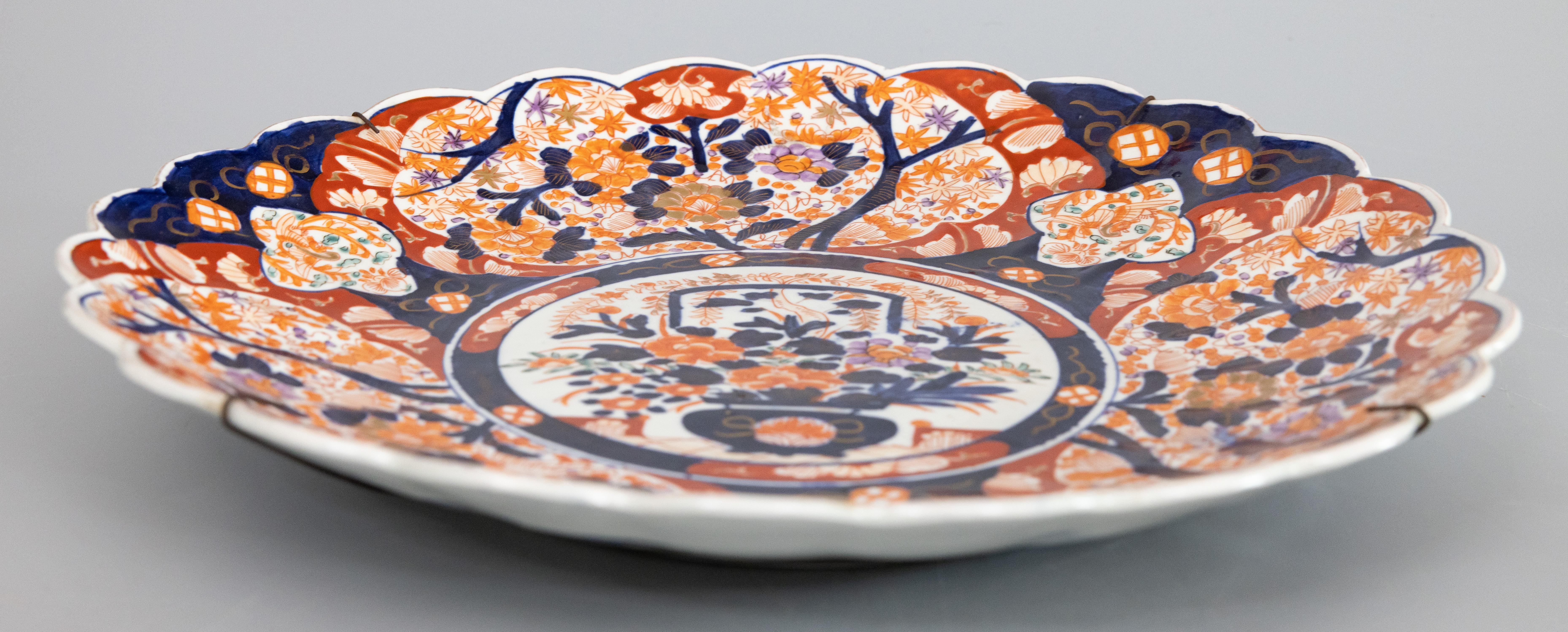 Peint à la main Paire de chargeurs monumentaux du 19e siècle de la période japonaise Meiji Imari festonnés en vente