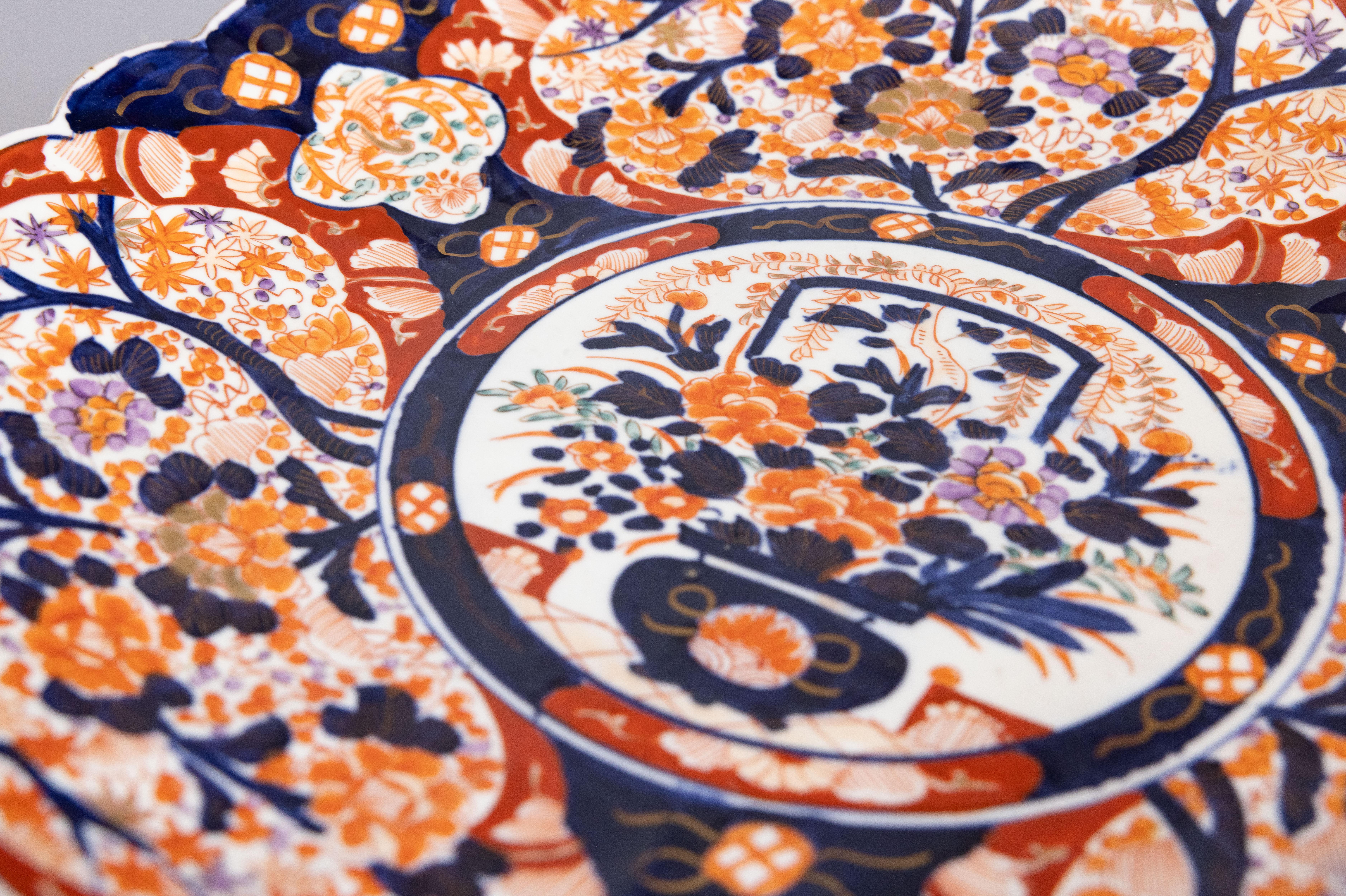 Paire de chargeurs monumentaux du 19e siècle de la période japonaise Meiji Imari festonnés Bon état - En vente à Pearland, TX