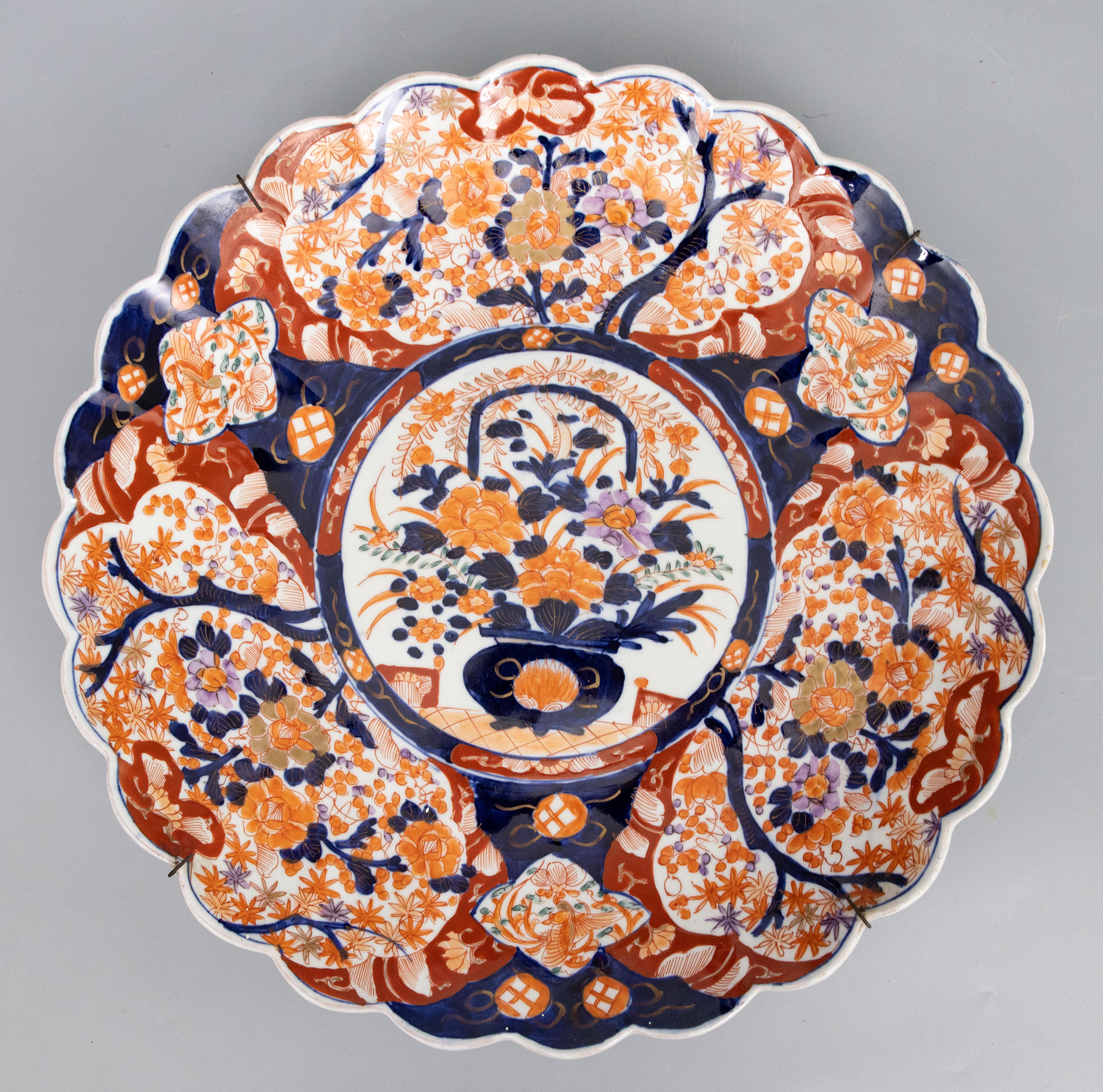 Porcelaine Paire de chargeurs monumentaux du 19e siècle de la période japonaise Meiji Imari festonnés en vente