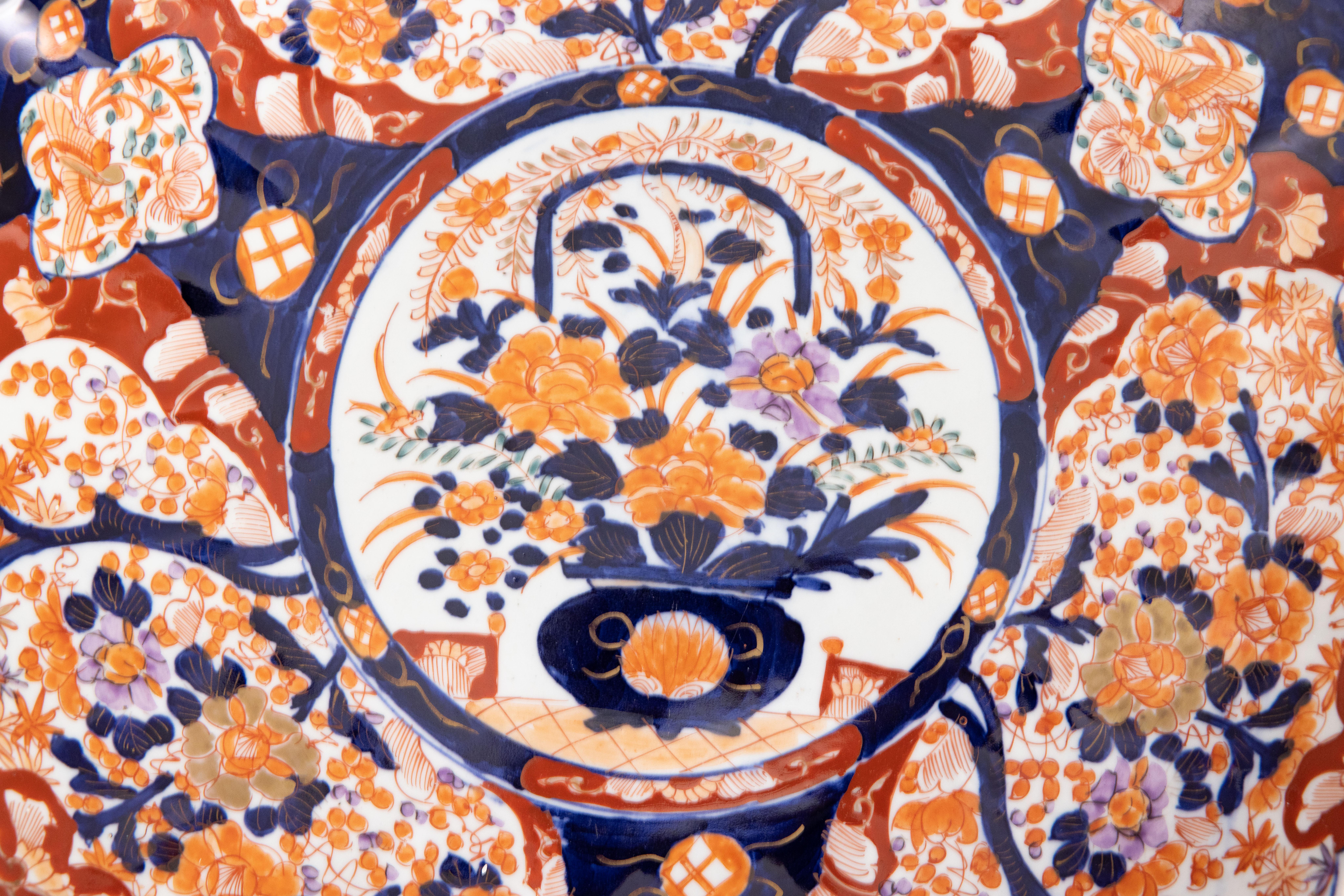 Paire de chargeurs monumentaux du 19e siècle de la période japonaise Meiji Imari festonnés en vente 1