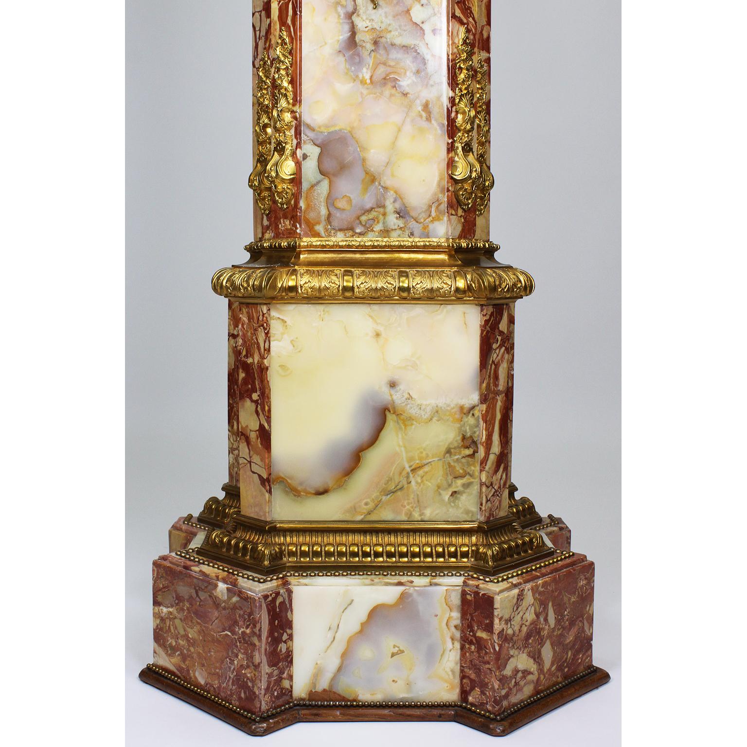 Monumentale Standuhr mit Goldbronze-Montierung aus Onyx und Marmor aus dem 19. Jahrhundert (Frühes 20. Jahrhundert) im Angebot