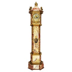 Monumentale horloge de parquet grand-père du 19ème siècle en onyx et marbre montée en bronze doré