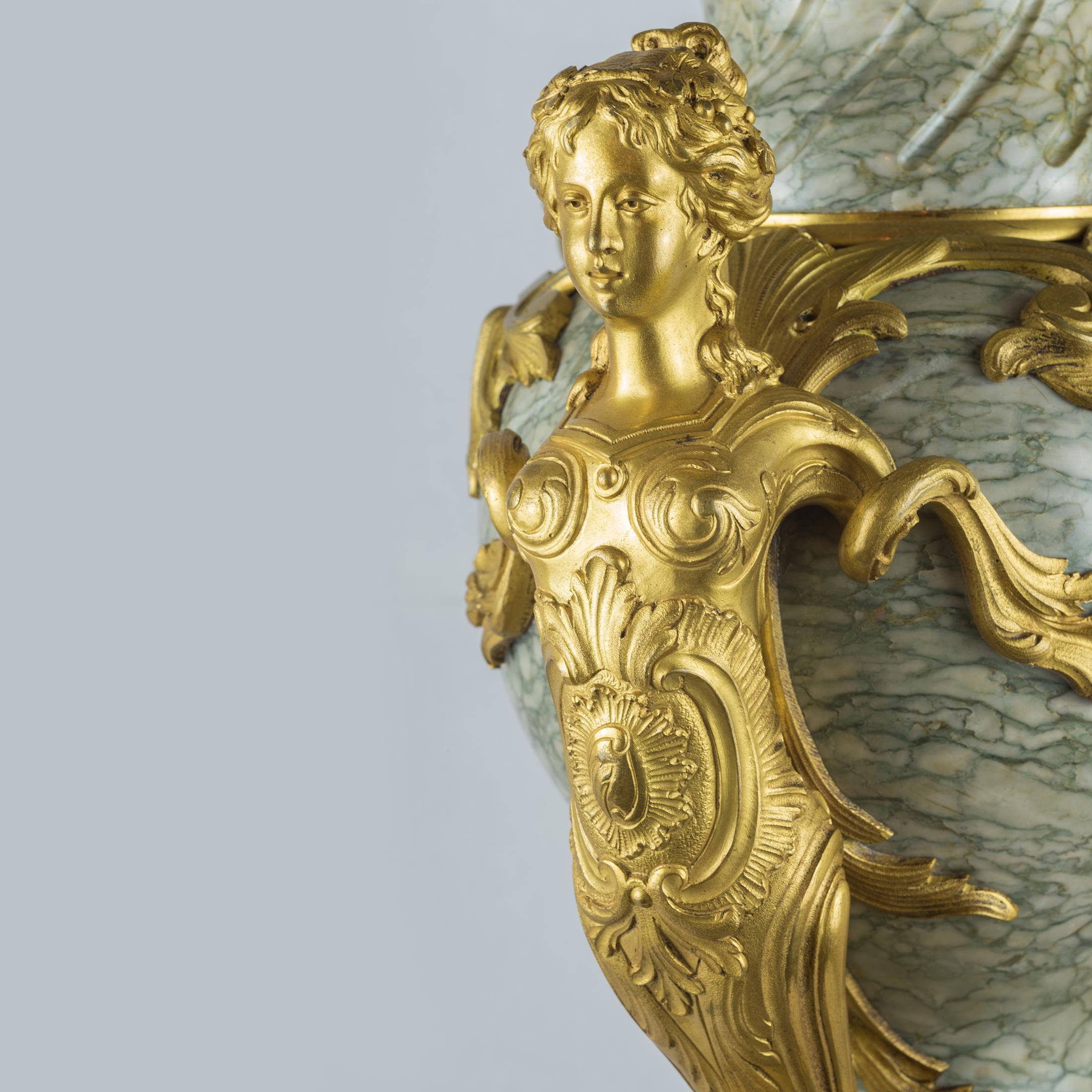 Monumentales Paar französischer Urnen aus Rouge-Marmor und vergoldeter Bronze aus dem 19. Jahrhundert (Vergoldet) im Angebot