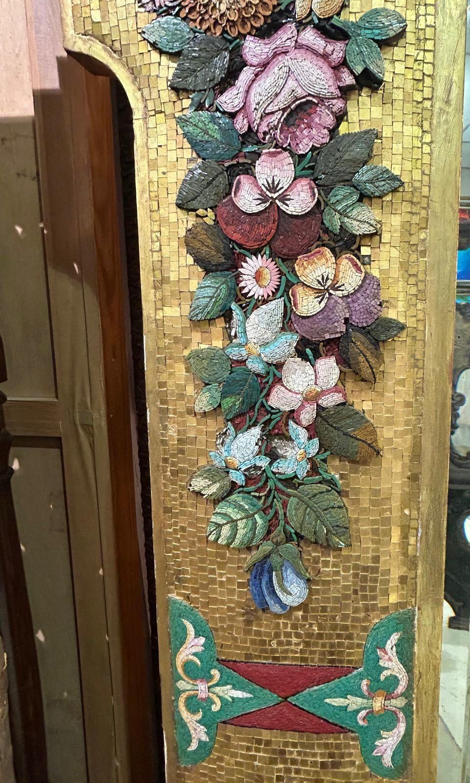 Espejo monumental de micromosaico veneciano del siglo XIX con marco de madera dorada en venta 5