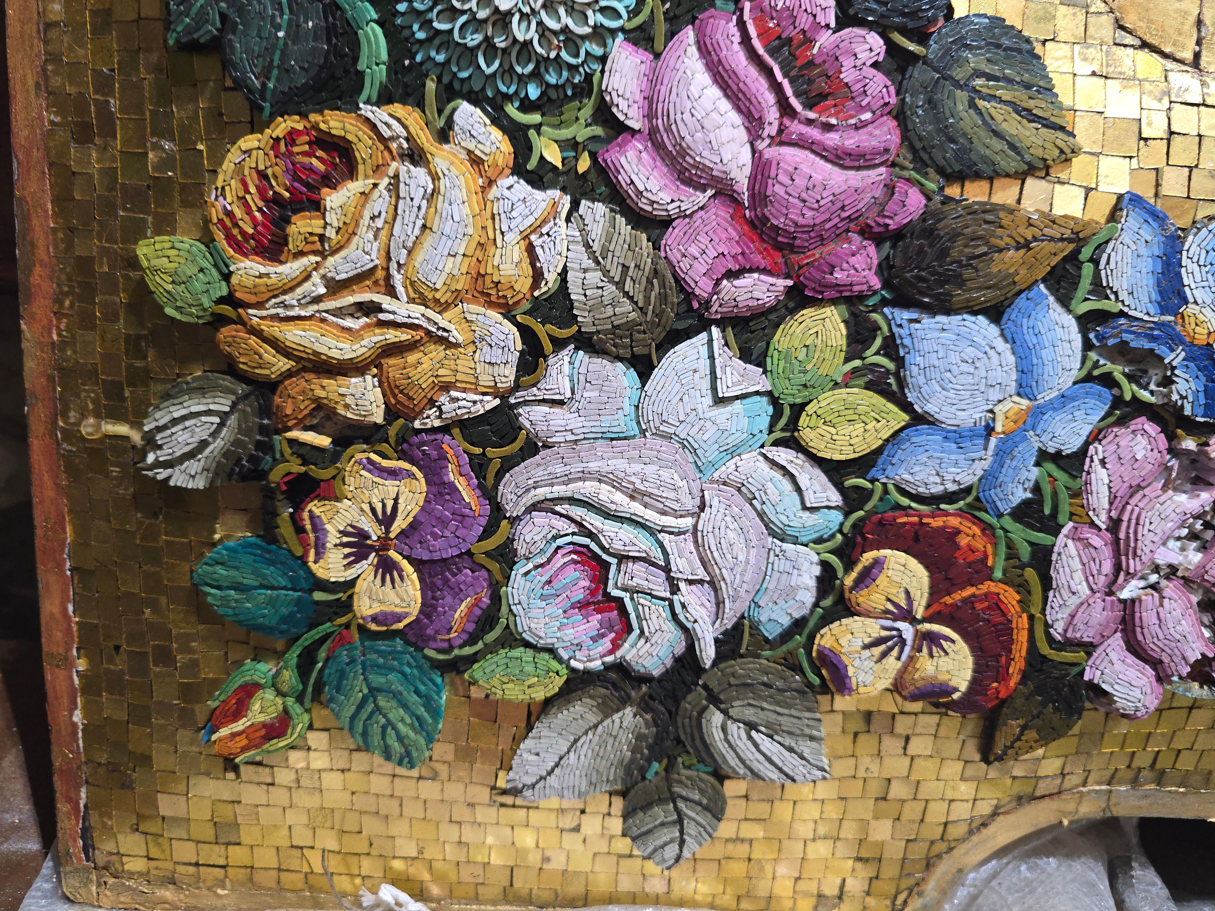 Espejo monumental de micromosaico veneciano del siglo XIX con marco de madera dorada Fines del siglo XIX en venta