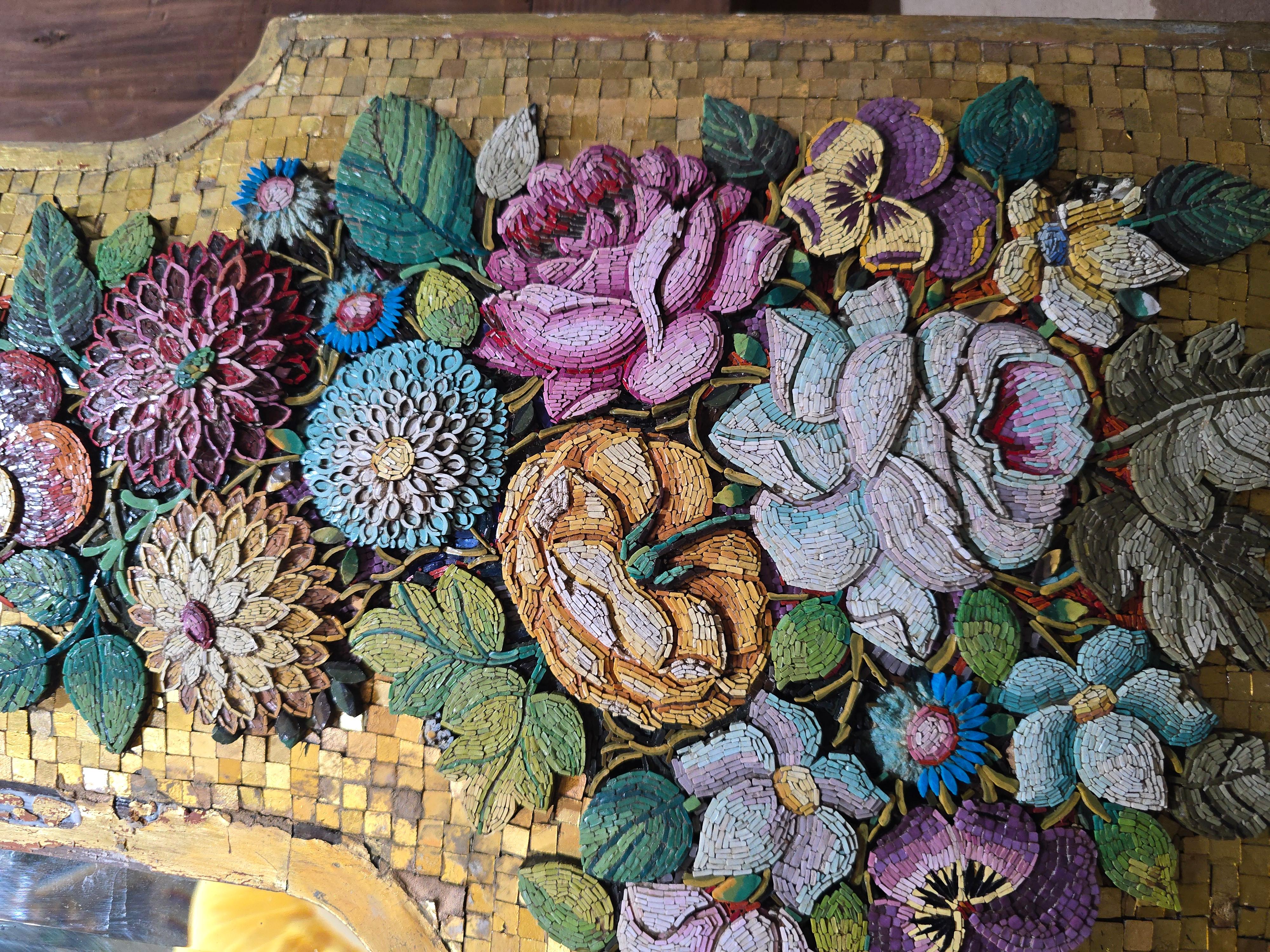 Espejo monumental de micromosaico veneciano del siglo XIX con marco de madera dorada Mármol en venta
