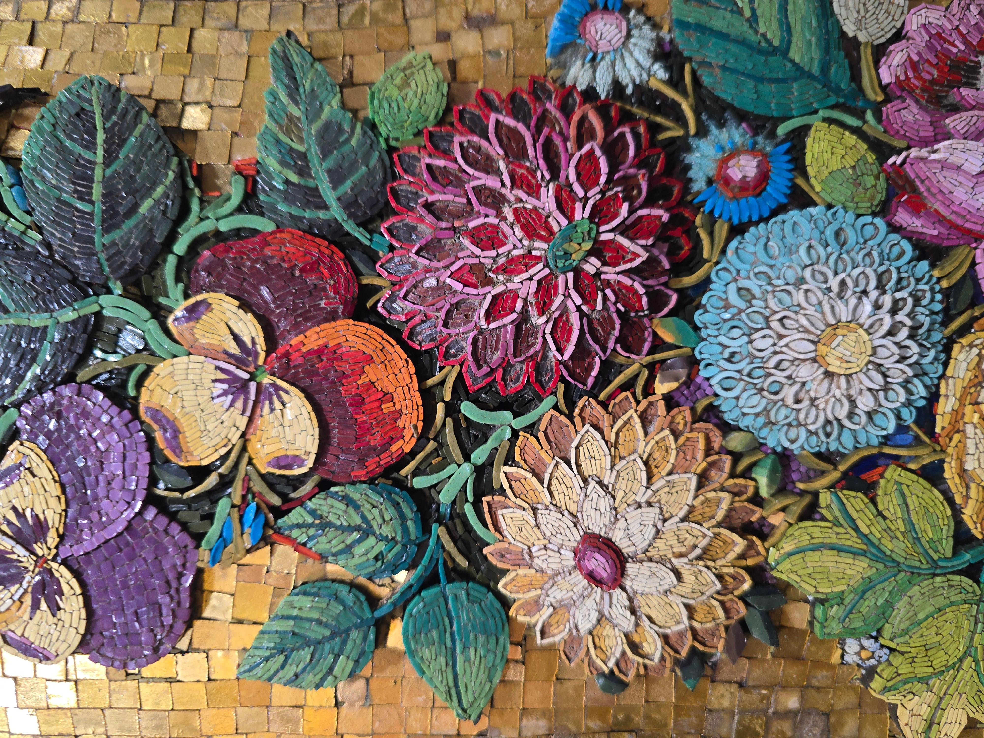 Espejo monumental de micromosaico veneciano del siglo XIX con marco de madera dorada en venta 1