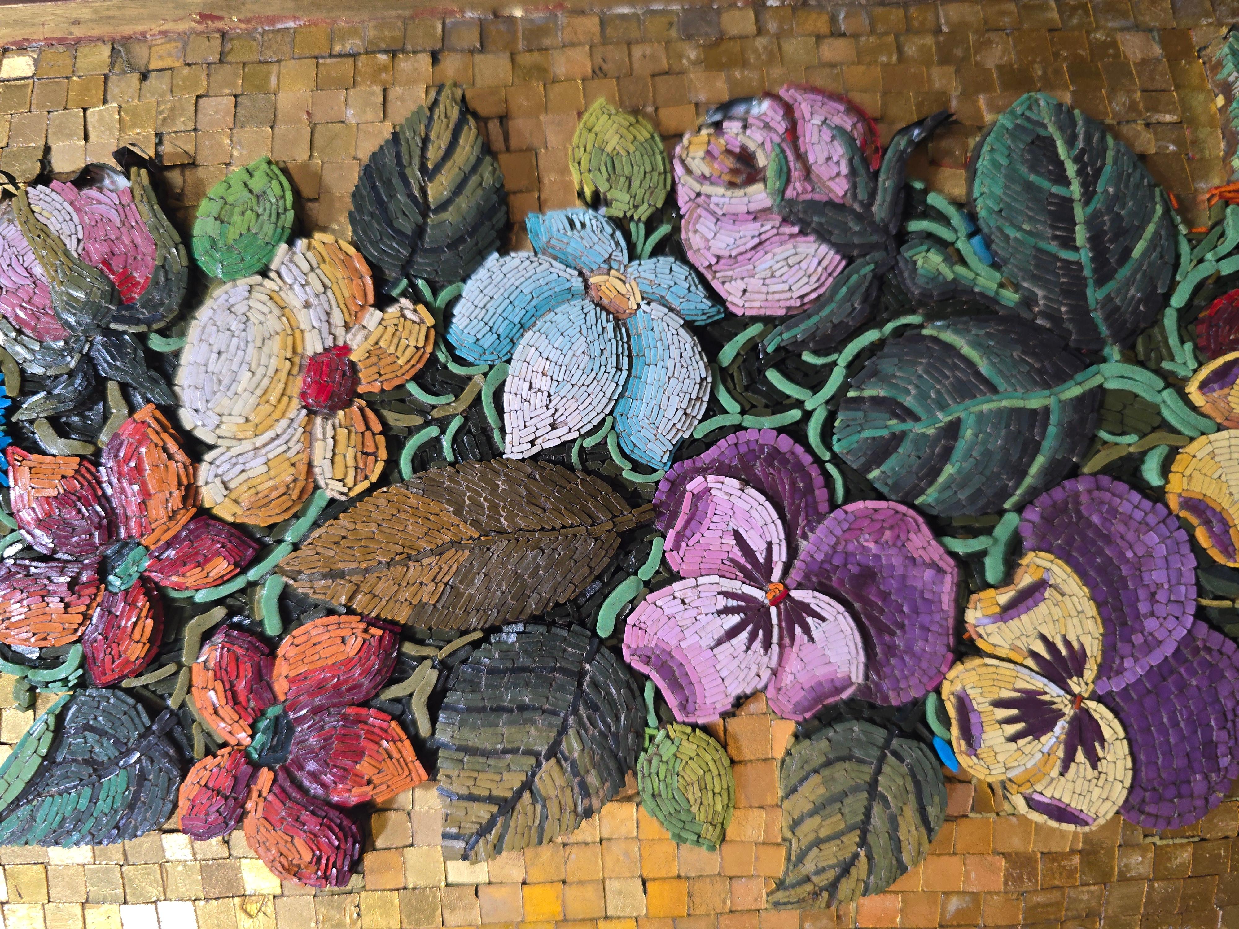 Espejo monumental de micromosaico veneciano del siglo XIX con marco de madera dorada en venta 2