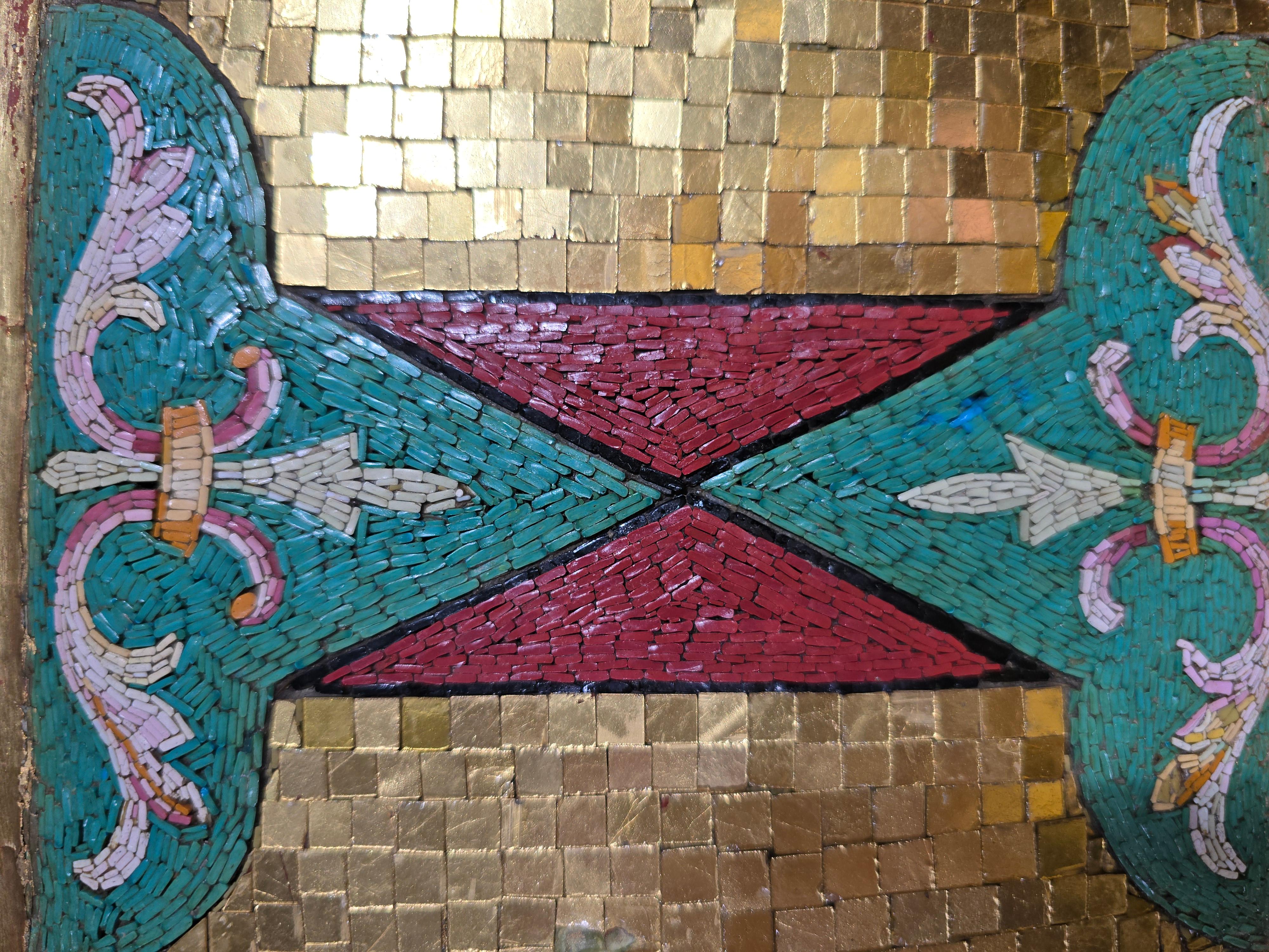 Espejo monumental de micromosaico veneciano del siglo XIX con marco de madera dorada en venta 3