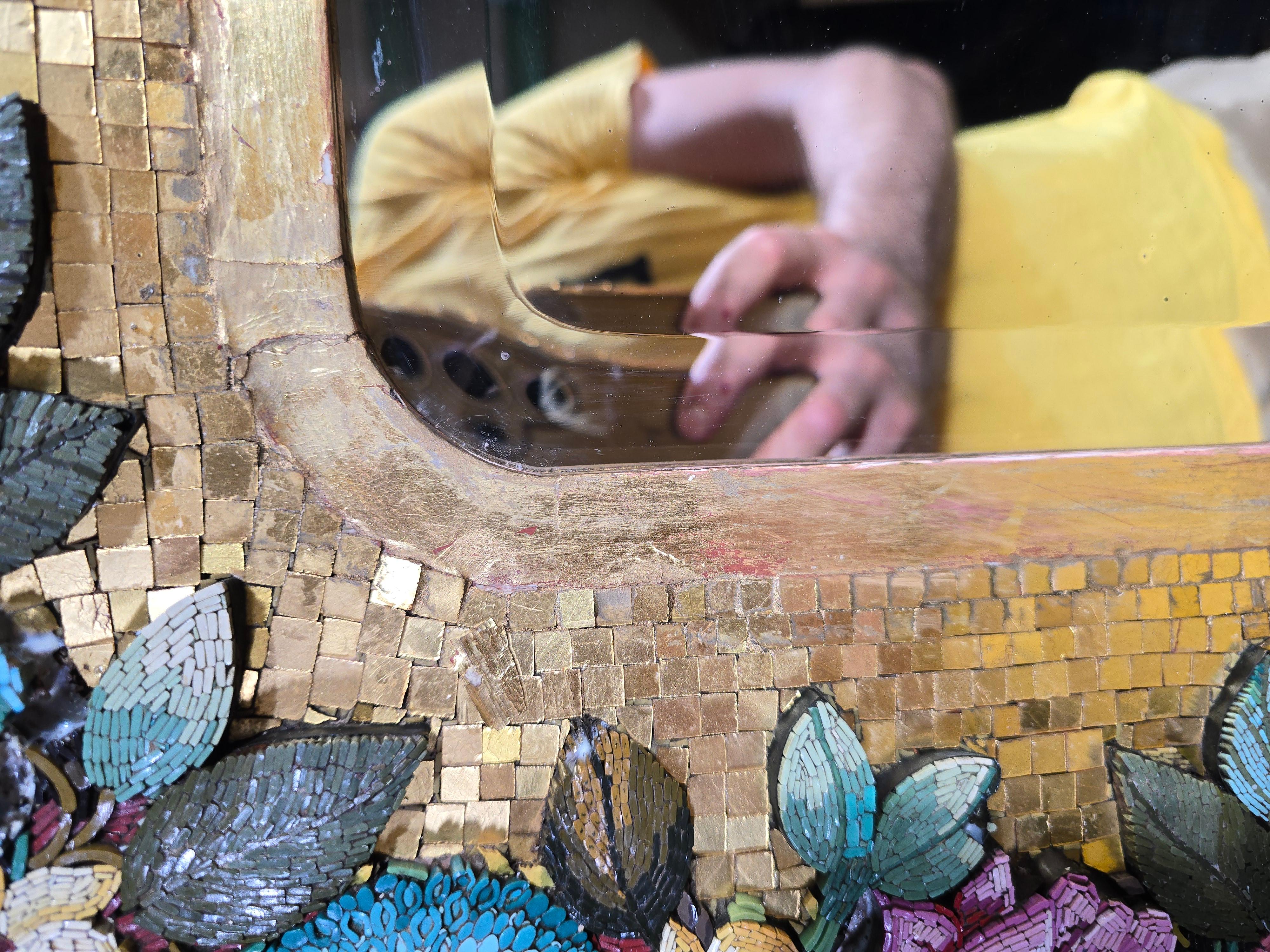 Espejo monumental de micromosaico veneciano del siglo XIX con marco de madera dorada en venta 4