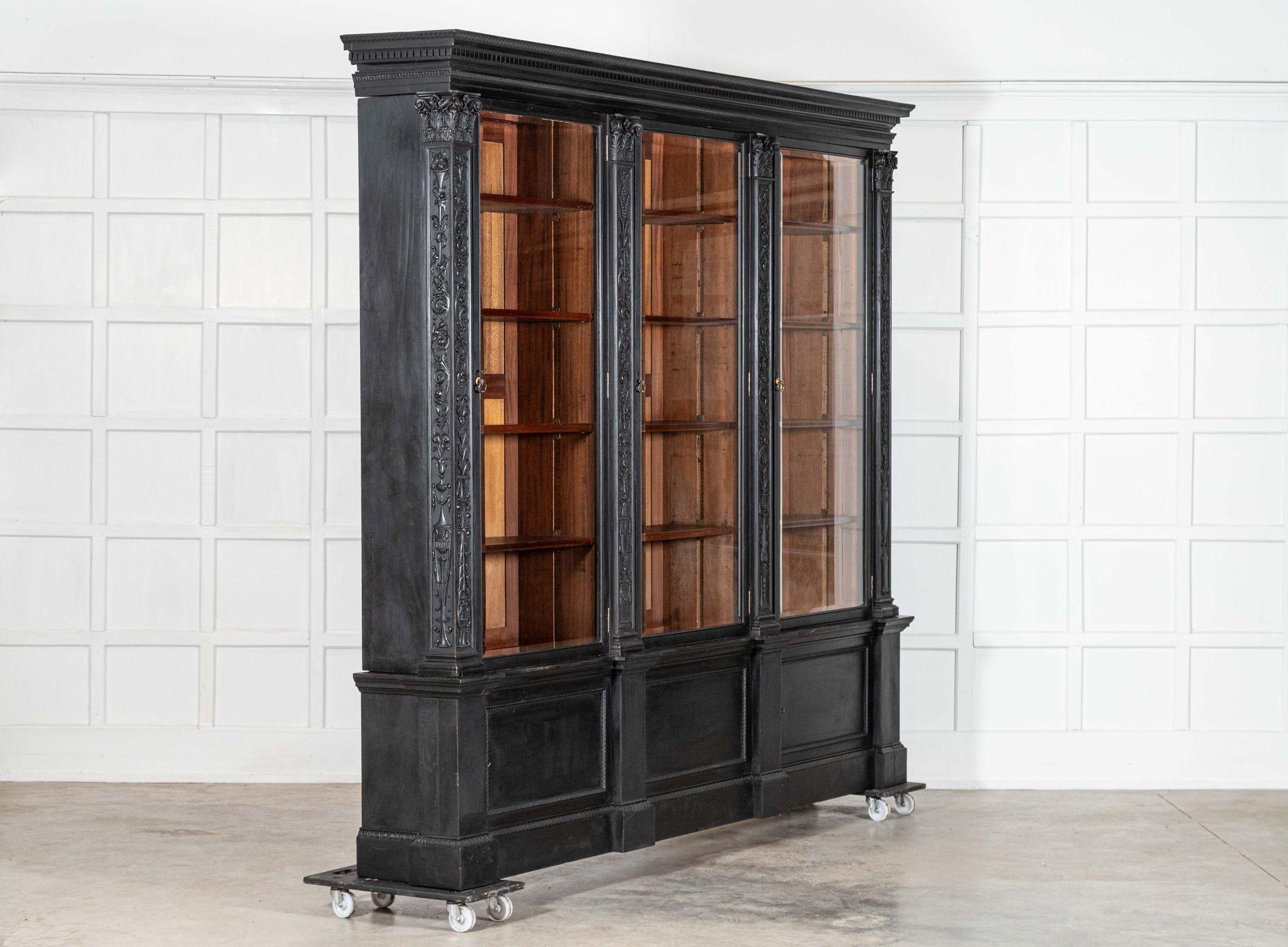 circa 1870
Monumentale libreria inglese del XIX secolo in mogano ebanizzato con ante a strappo
sku 2105
Insieme W274 x D40,5 x H238 cm
Base L273,5 x P40,5 x H58,5 cm
Piano W274 x P40,5 x H179,5 cm
Profondità del ripiano interno superiore 28.5