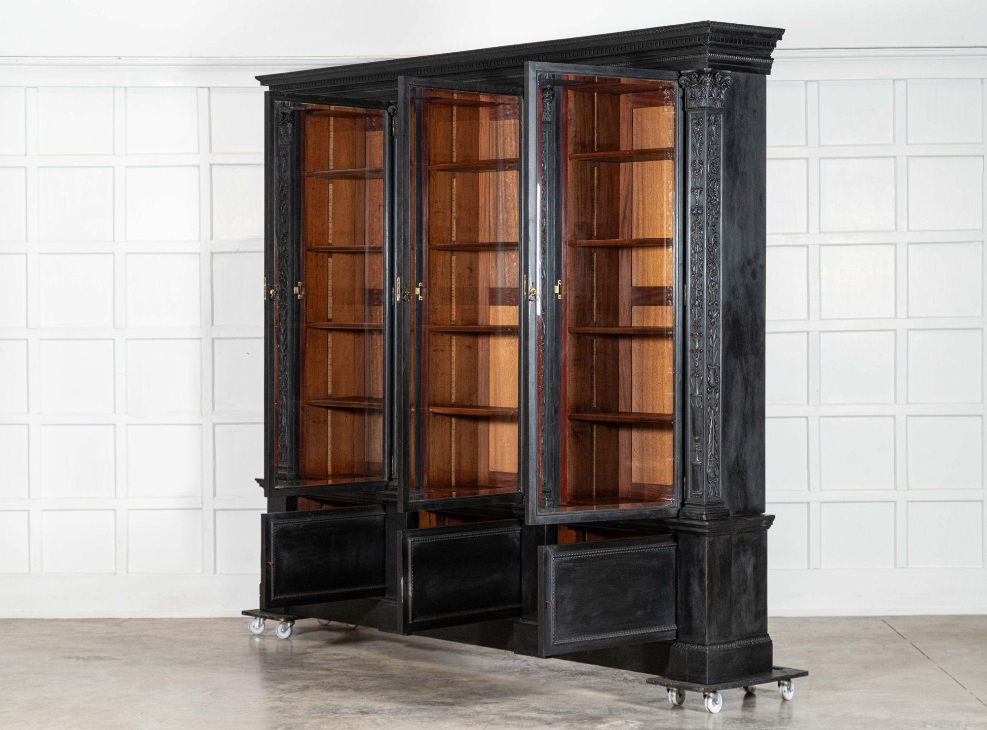 Monumentale libreria inglese del XIX secolo in mogano ebanizzato con ante a strappo in vendita 1