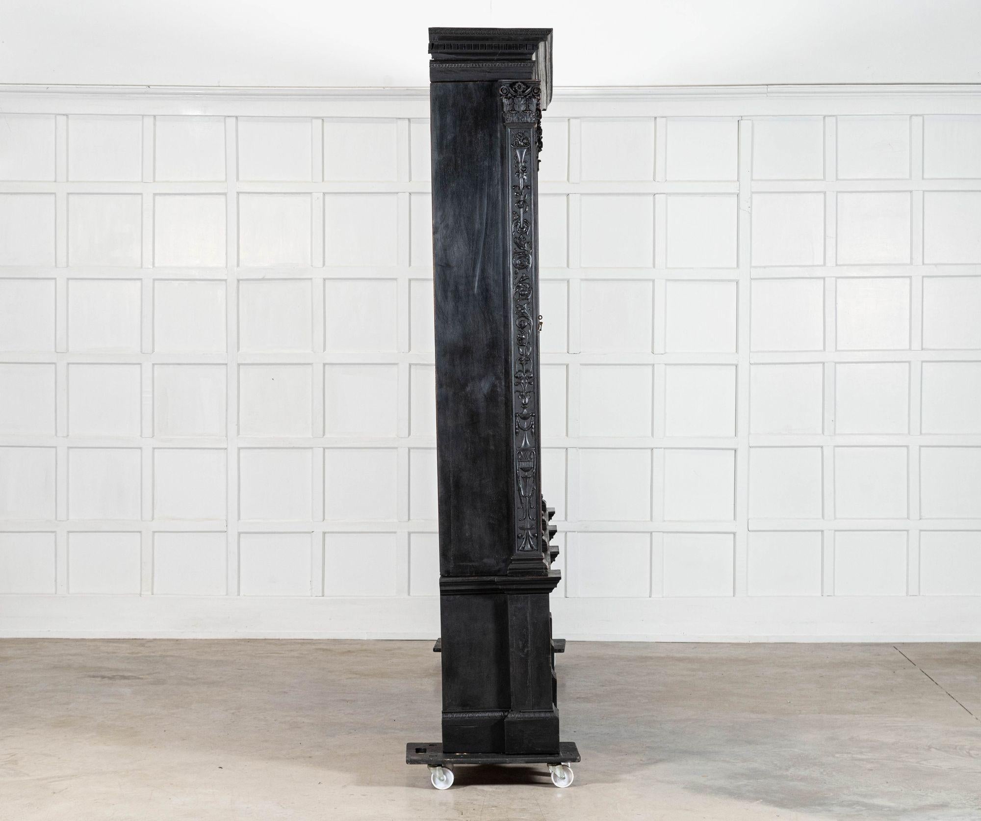 Monumentale libreria inglese del XIX secolo in mogano ebanizzato con ante a strappo in vendita 2