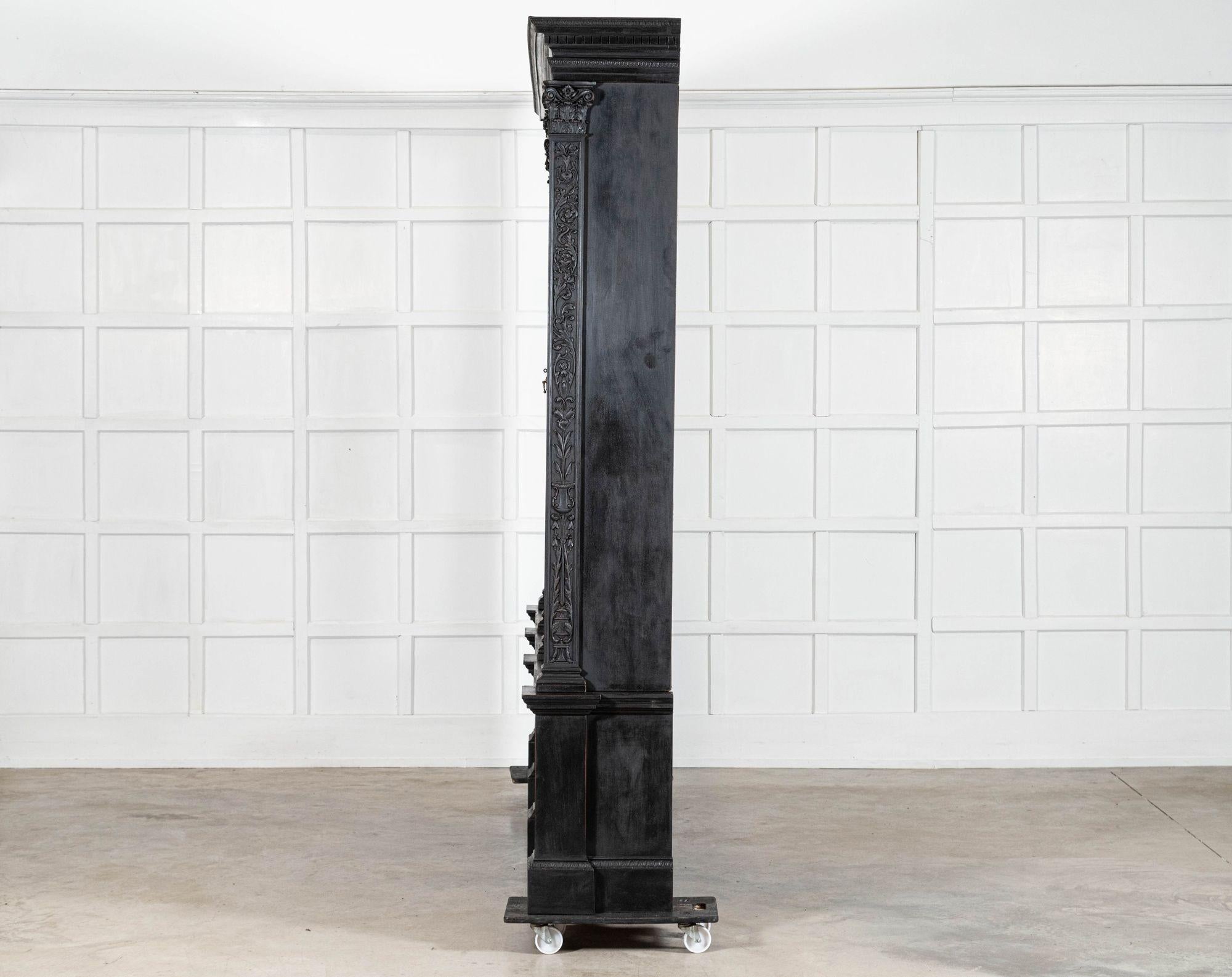 Monumentale libreria inglese del XIX secolo in mogano ebanizzato con ante a strappo in vendita 3