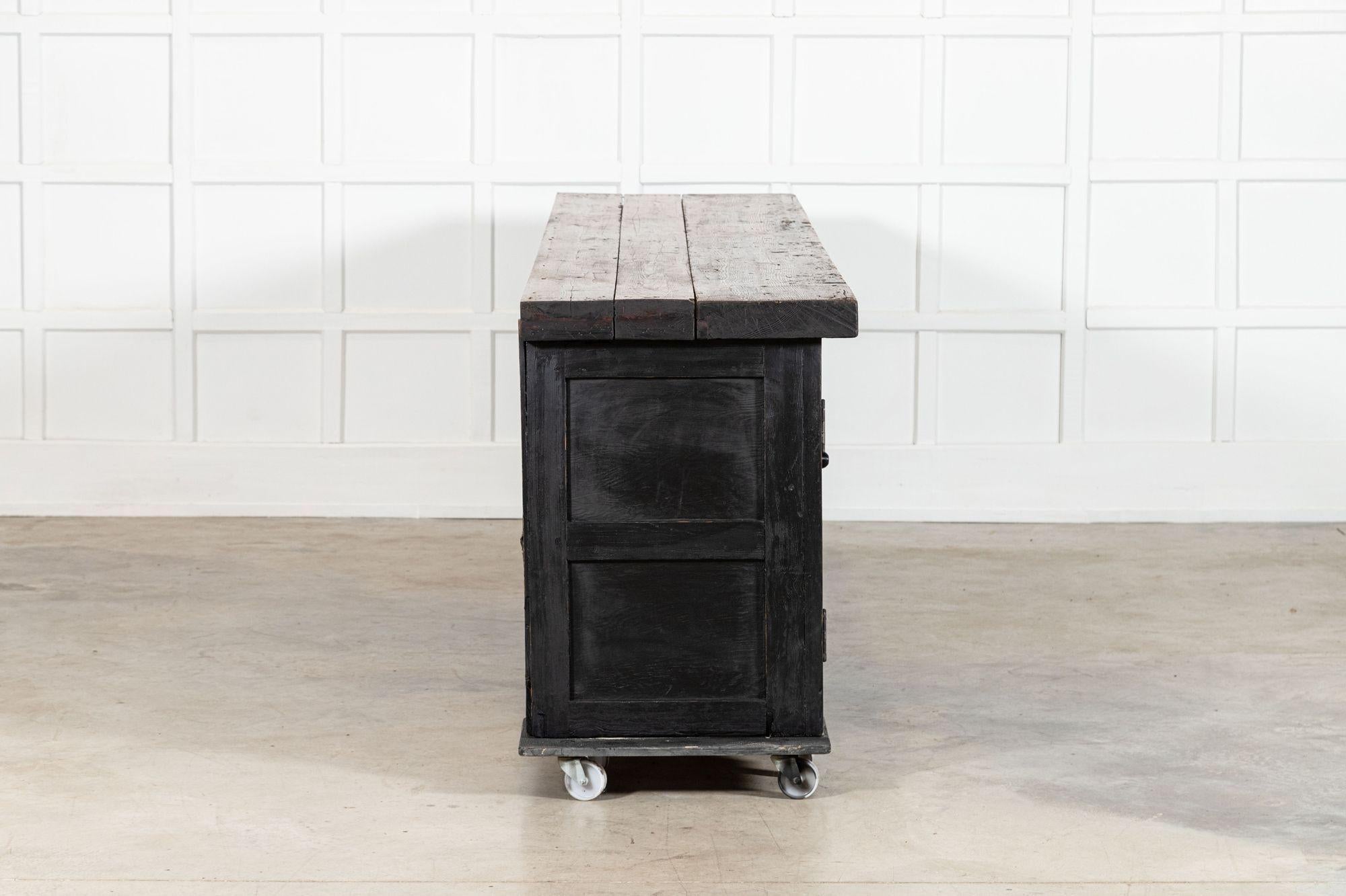Monumentale base de commode en pin anglais ébonisé du XIXe siècle en vente 6