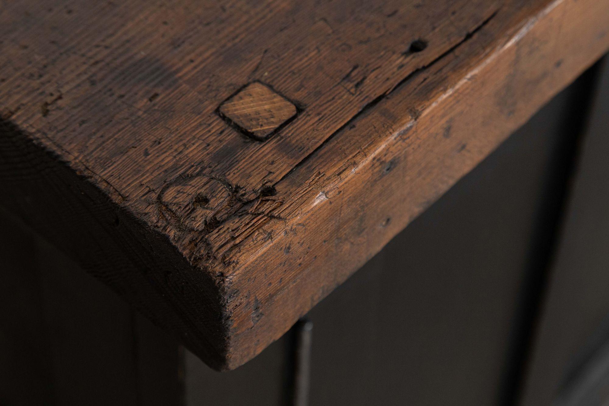 Monumentale base de commode en pin anglais ébonisé du XIXe siècle en vente 7