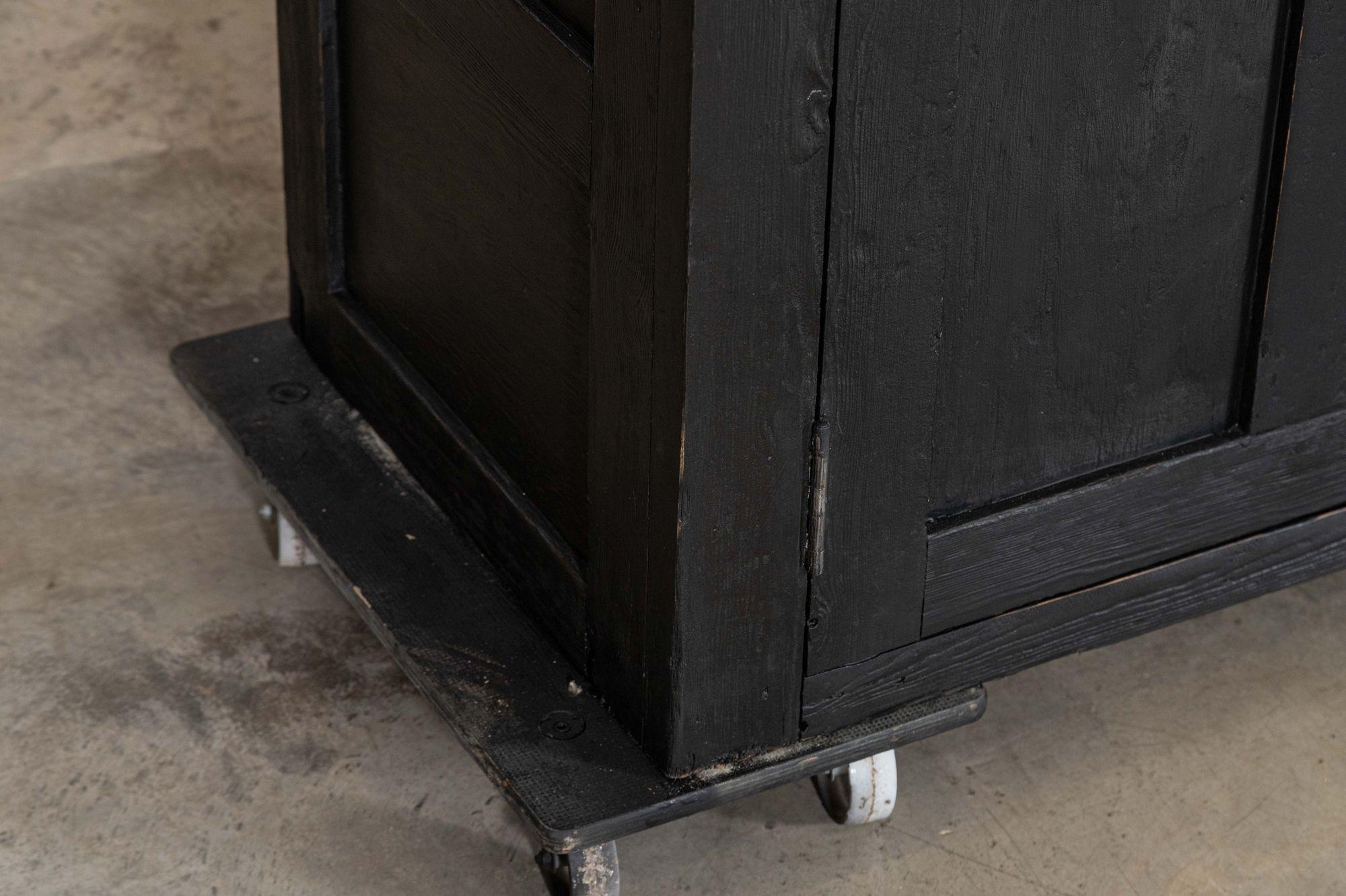 Monumentale base de commode en pin anglais ébonisé du XIXe siècle en vente 9