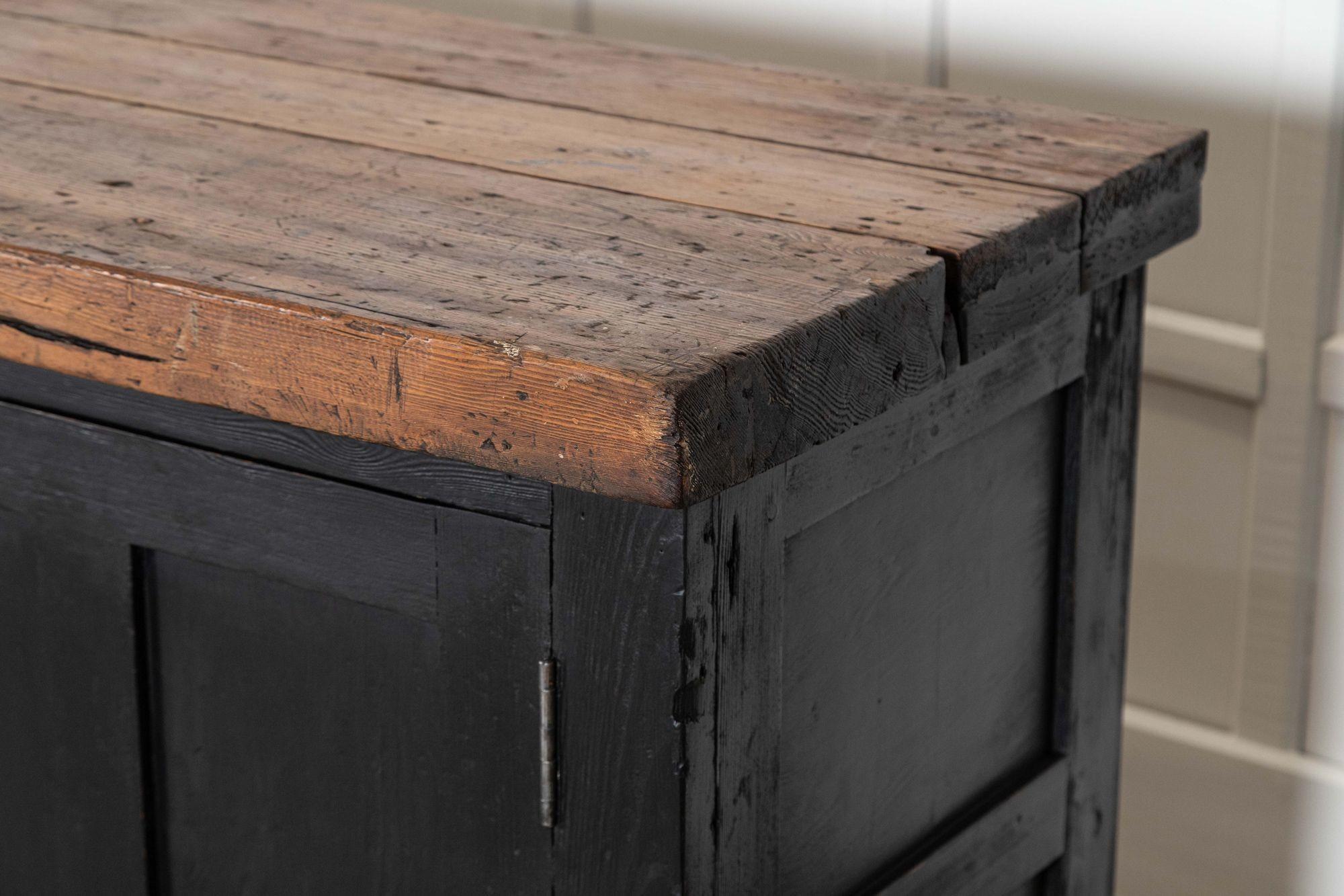 Monumentale base de commode en pin anglais ébonisé du XIXe siècle en vente 11
