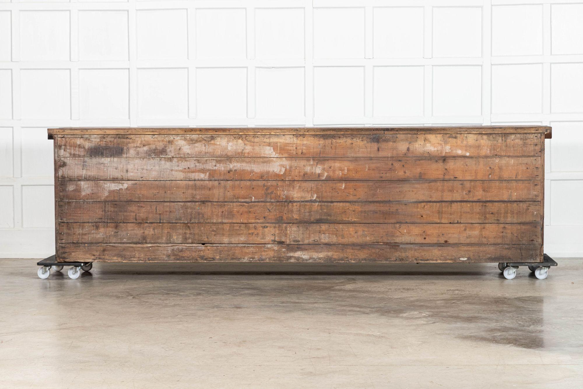 Monumentale base de commode en pin anglais ébonisé du XIXe siècle en vente 14