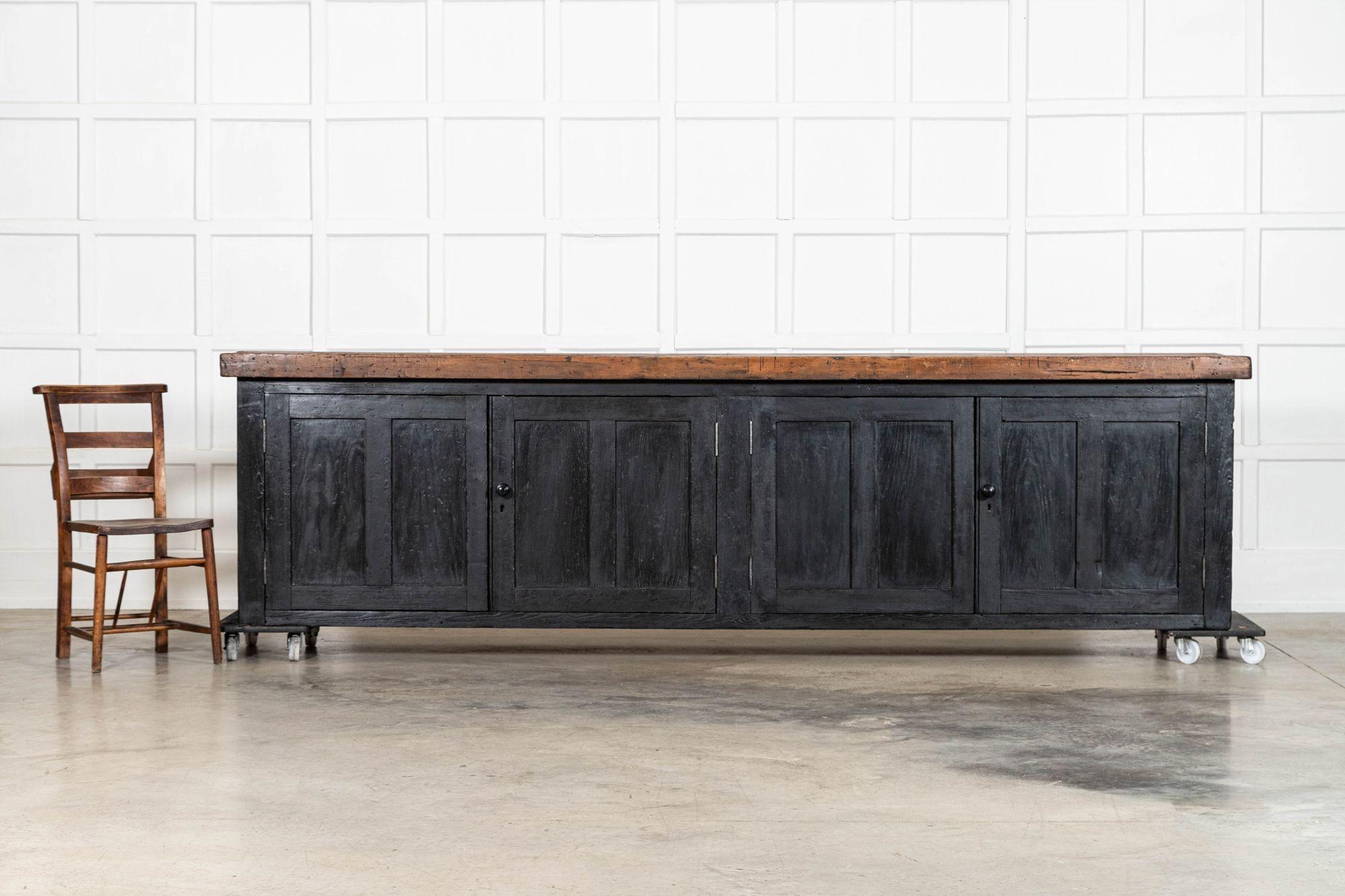 Pin Monumentale base de commode en pin anglais ébonisé du XIXe siècle en vente