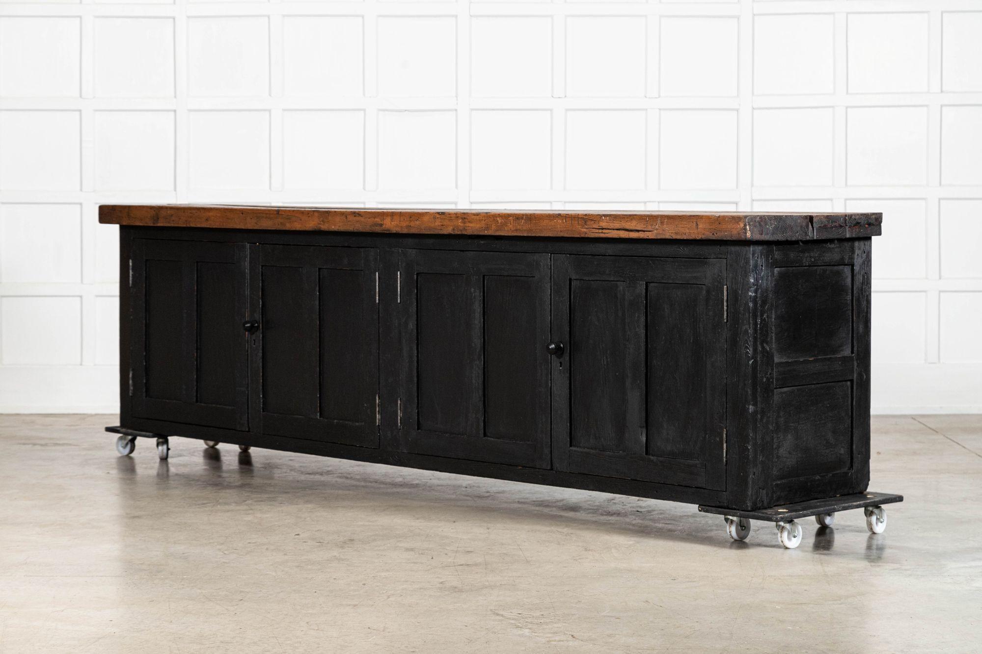 Monumentale base de commode en pin anglais ébonisé du XIXe siècle en vente 1