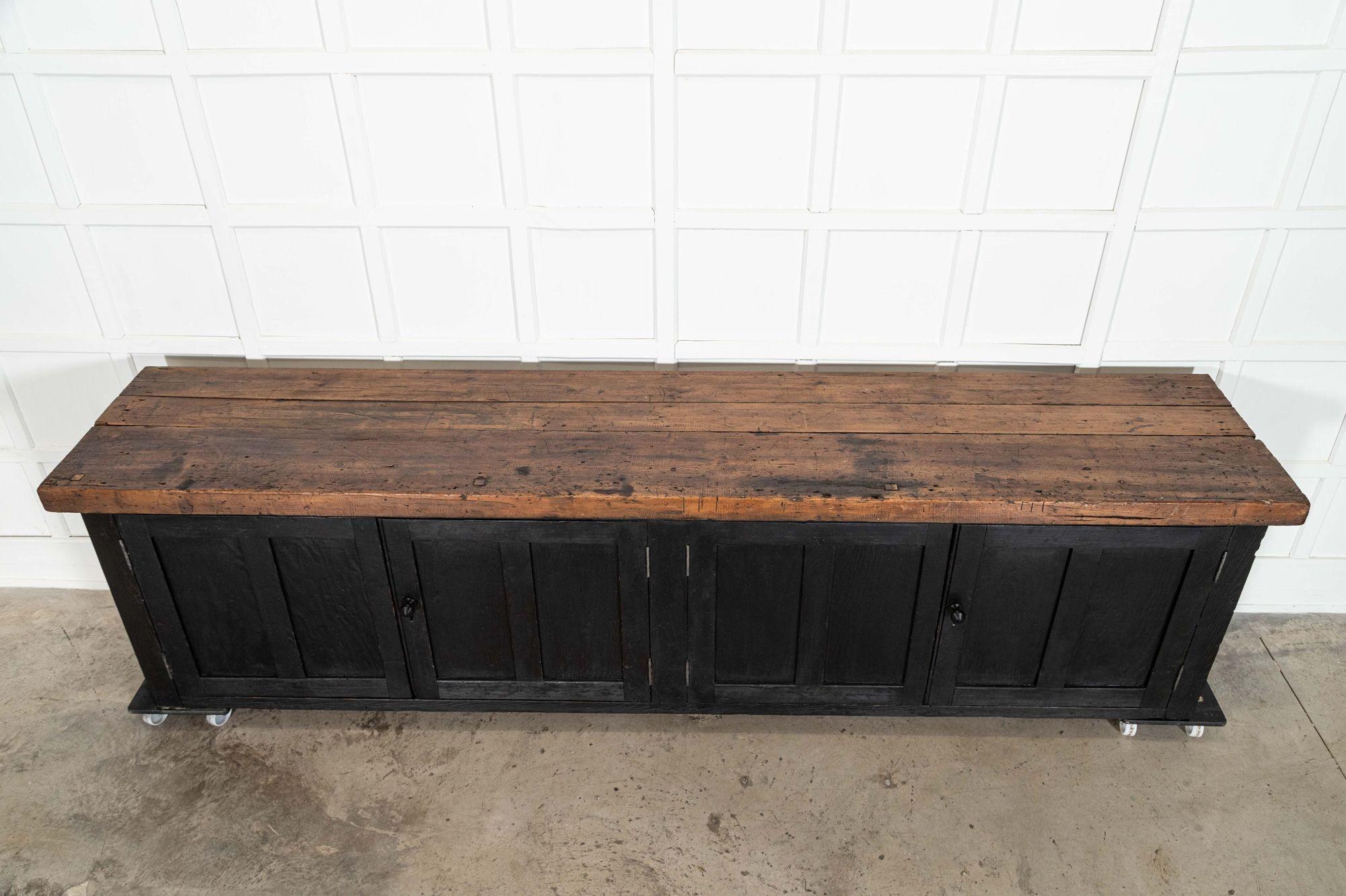 Monumentale base de commode en pin anglais ébonisé du XIXe siècle en vente 2