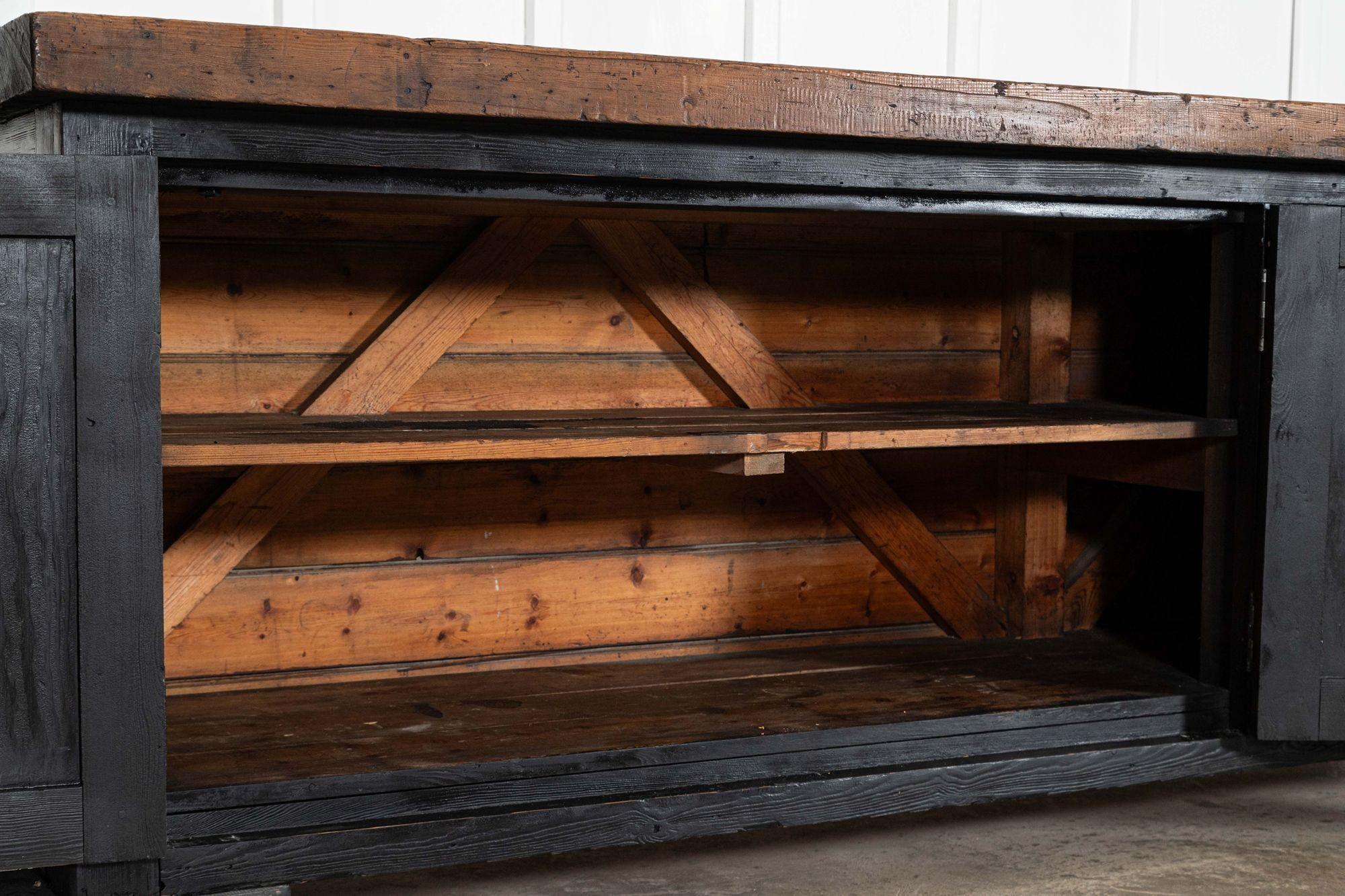 Monumentale base de commode en pin anglais ébonisé du XIXe siècle en vente 3