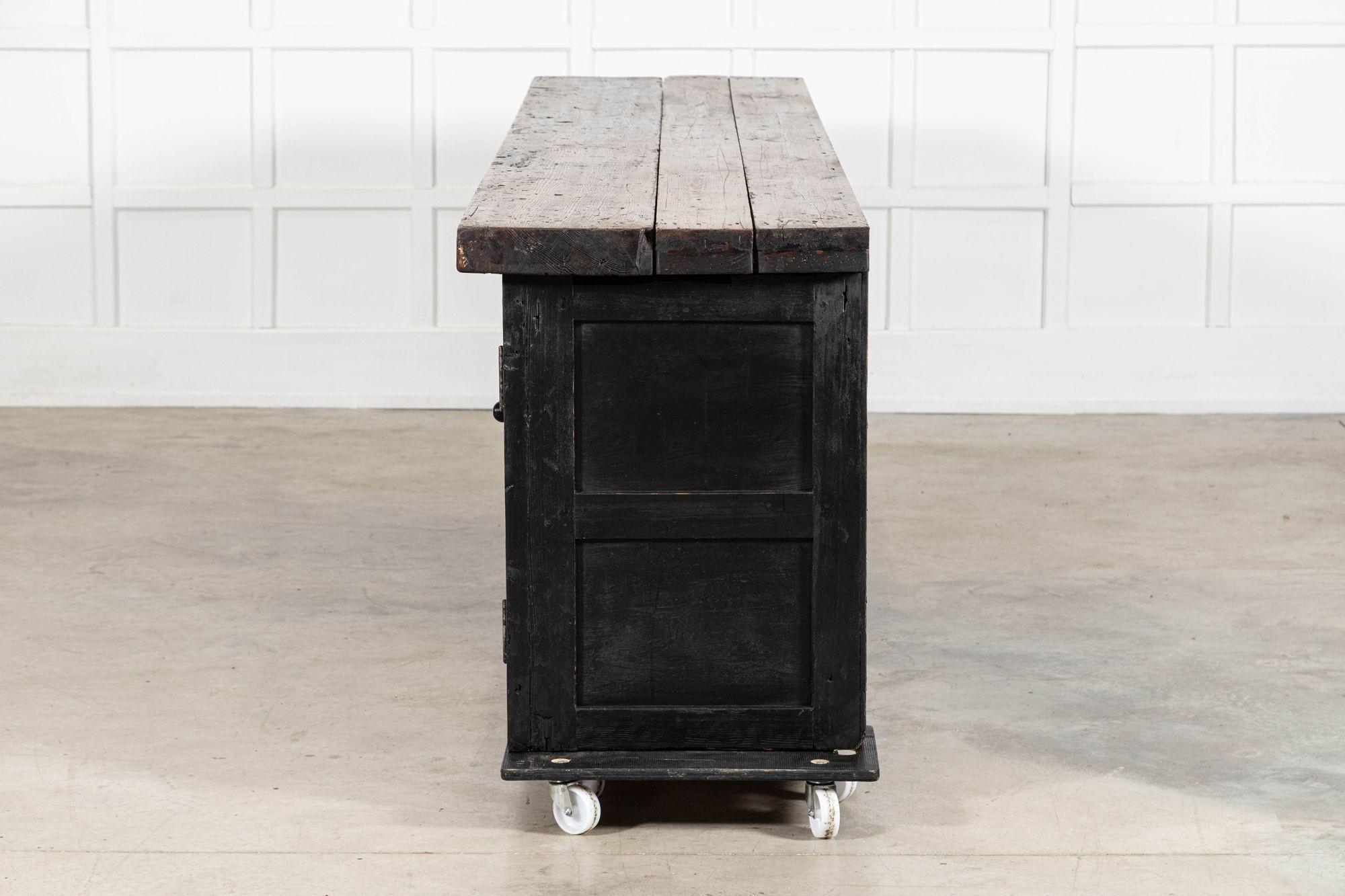 Monumentale base de commode en pin anglais ébonisé du XIXe siècle en vente 4