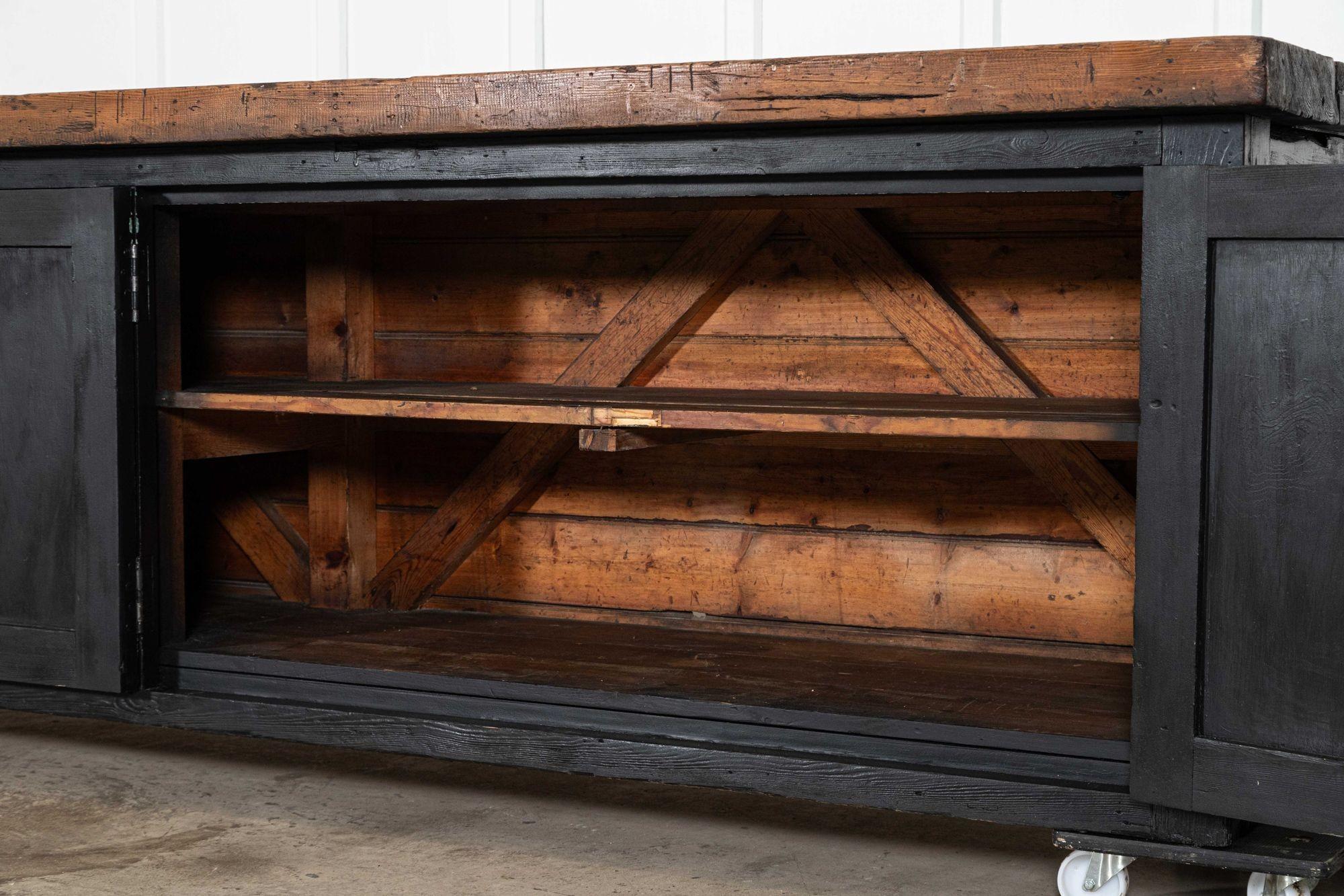 Monumentale base de commode en pin anglais ébonisé du XIXe siècle en vente 5