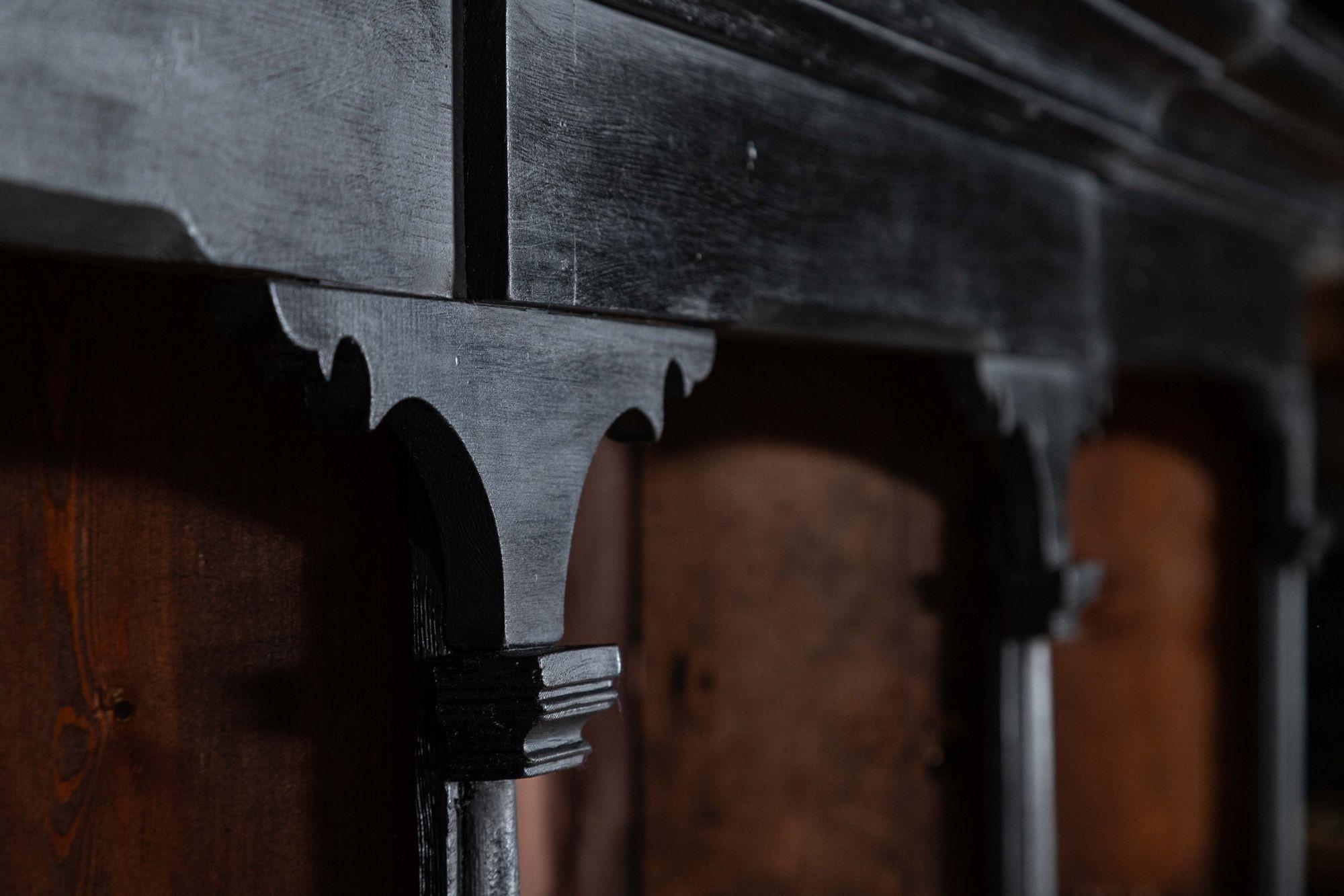 Monumental Cómoda Estantería de Pino Ebonizado del S. XIX en venta 6