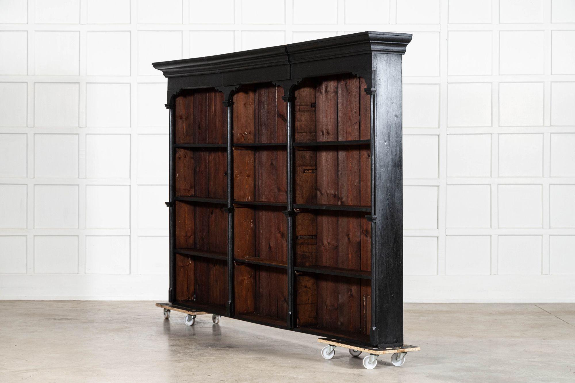 Monumental Cómoda Estantería de Pino Ebonizado del S. XIX siglo XIX en venta