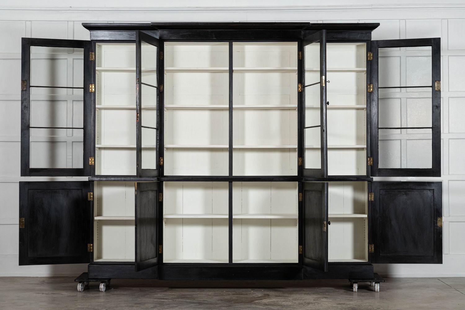 circa 1880
Monumentale libreria inglese del XIX secolo, in mogano ebanizzato e smaltato, con ante a ribalta
sku 2007
Insieme W258 x D38 x H223 cm
Base L247 x P38 x H88 cm
Profondità del ripiano interno della sezione destra della base 26
