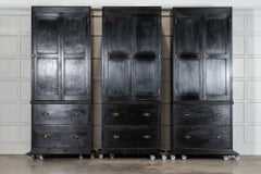 Monumental armario de ama de llaves inglés del siglo XIX de pino y roble ebonizado