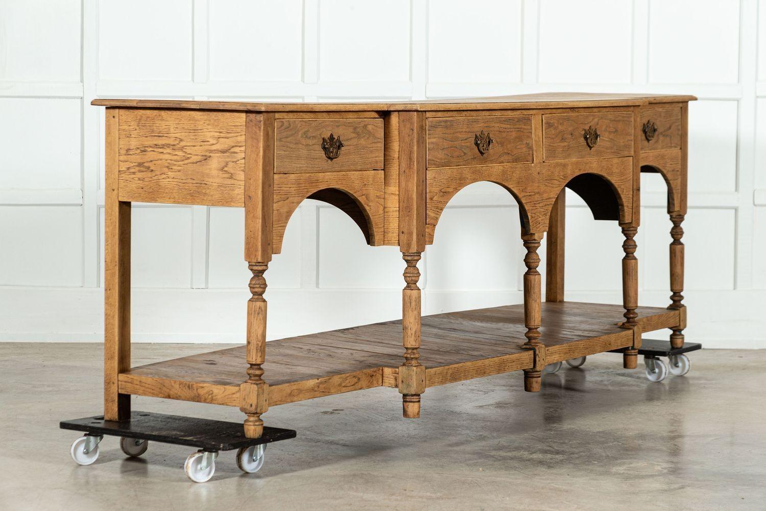 circa 1870
Monumentale base per comò a due ante in Oak inglese del XIX secolo
sku 1932
W244 x D67 x H85 cm
Peso 95 kg