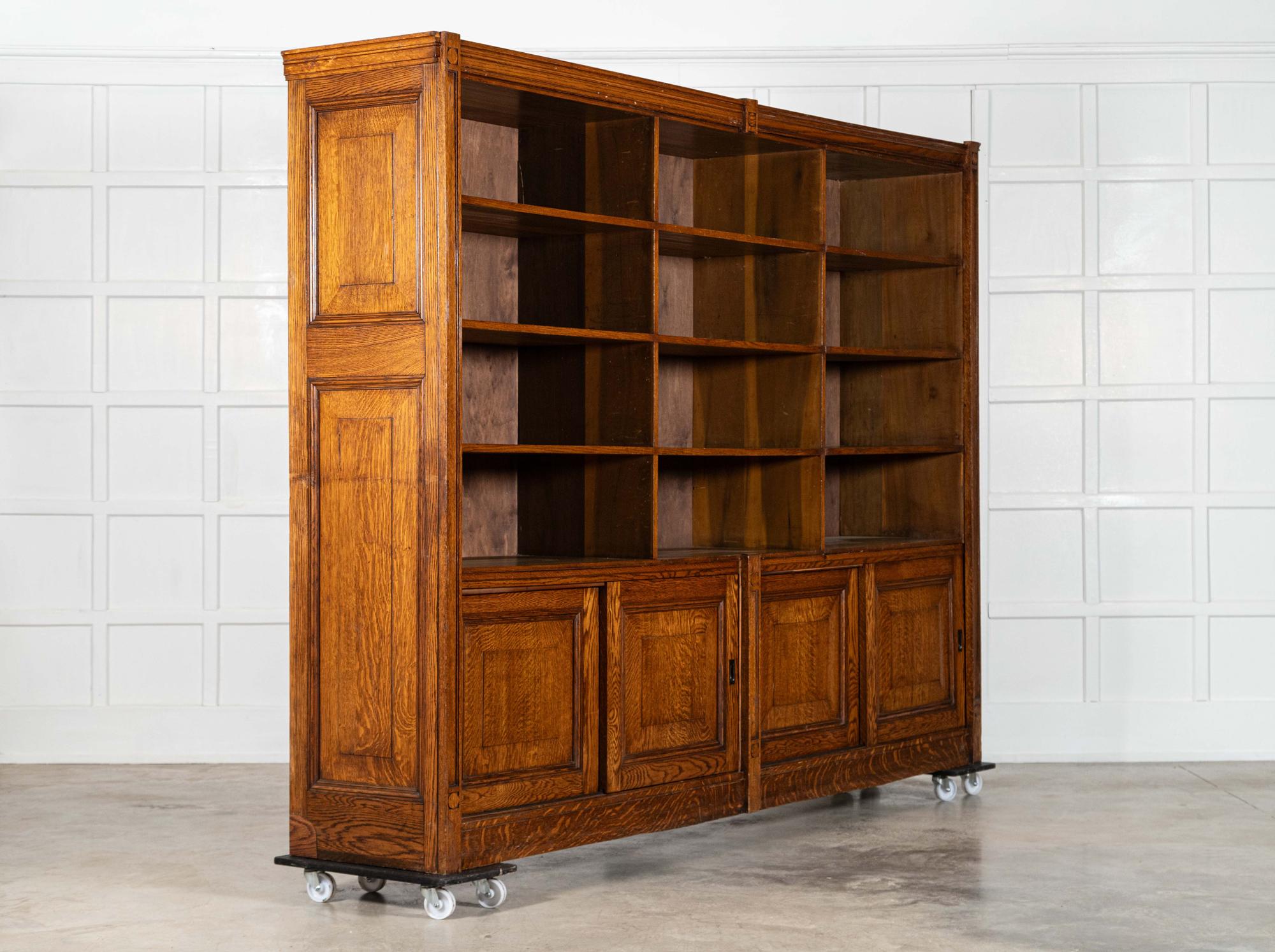 circa 1890
Monumentale mobile da merceria in Oak inglese del XIX secolo
Si divide in 4 sezioni
sku 1957
Insieme W284 x D52 x H206 cm
Base L279 x P52 x H73 cm
Piano W284 x P52 x H133 cm
Profondità del ripiano interno superiore 47 cm
Peso 225 kg