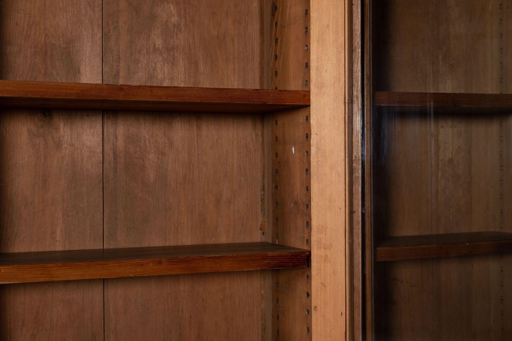 Monumentale bibliothèque vitrée en pin anglais du 19e siècle en forme d'arche en vente 6