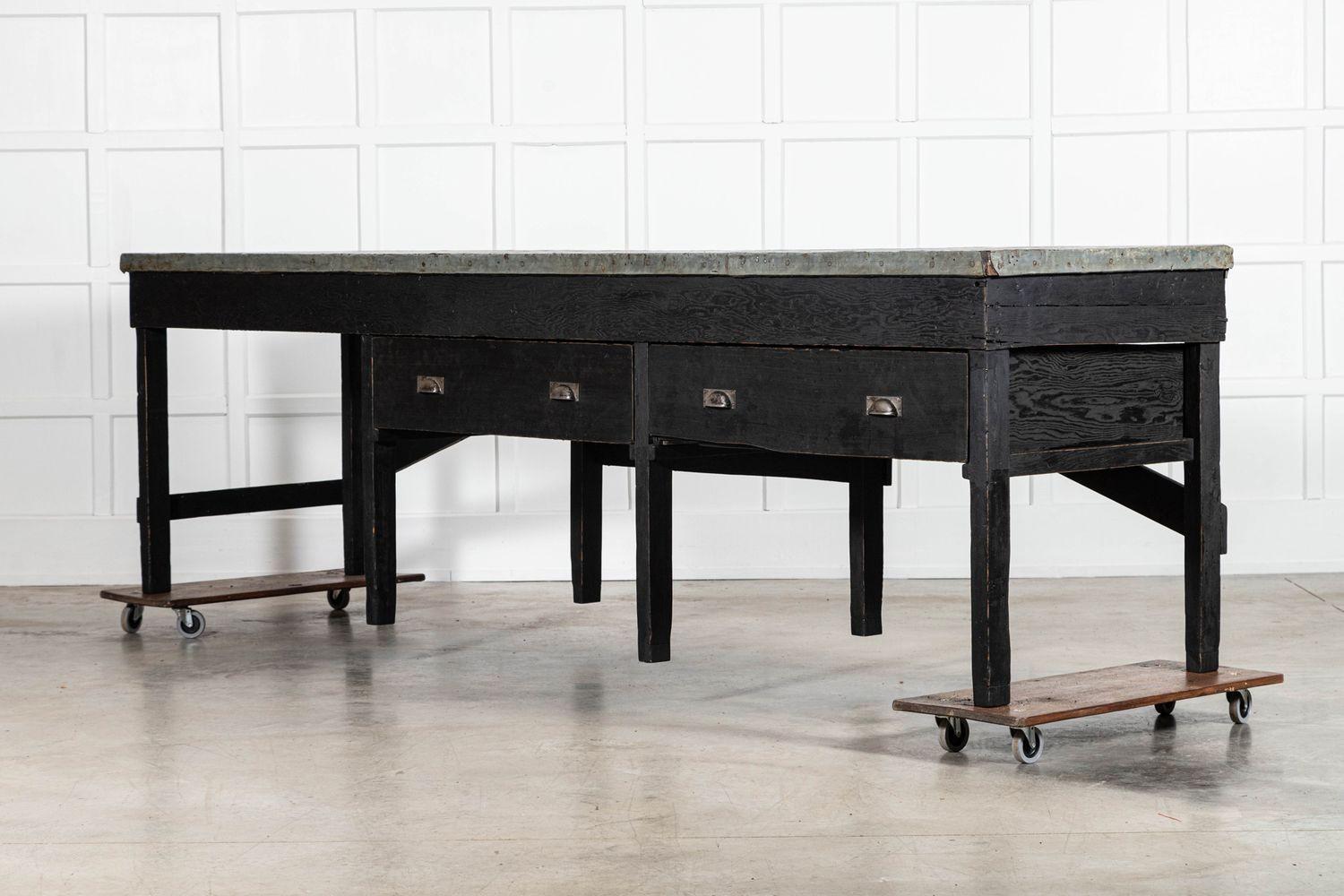 circa 1890
Monumentale tavolo da lavoro inglese del XIX secolo in pino ebanizzato con piano avvolto in ferro
Ideale come isola o bancone della cucina
sku 1920
W306 x D78 x H90 cm
Peso 215 kg