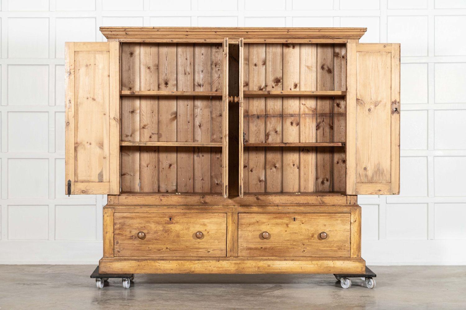 circa 1880
Monumentale armadio per governanti in pino inglese del XIX secolo
sku 2029
Insieme W194 x D41 x H182 cm
Base L194 x P41 x H51 cm
Piano W194 x D41 x H131 cm
Profondità del ripiano interno superiore 30 cm
Peso 134Kg