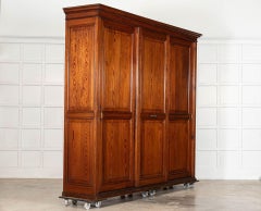 Monumentaler Schrank aus englischer Kiefer aus dem 19.